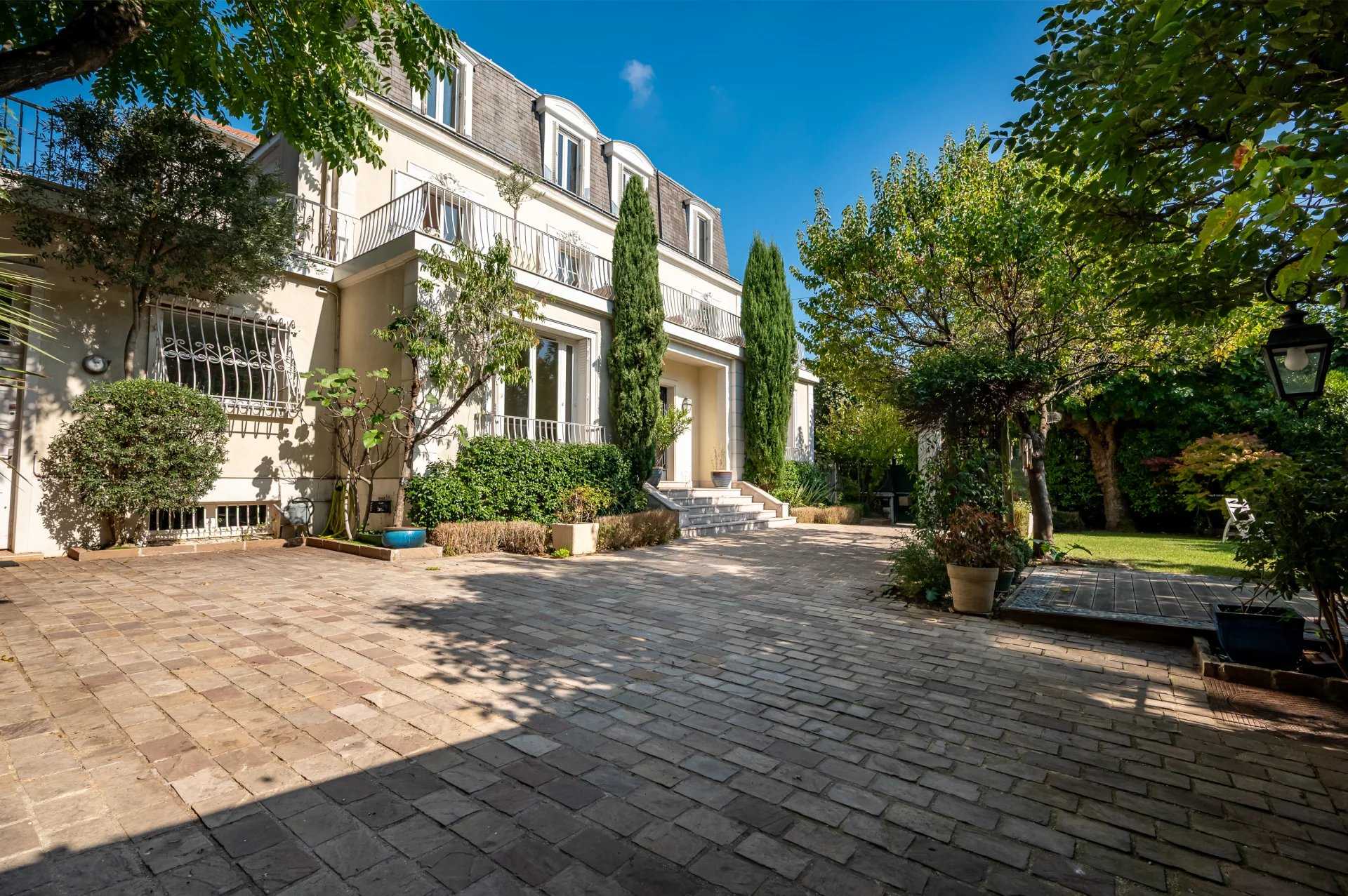 Colombes  - Maison 8 Pi&egrave;ces 5 Chambres