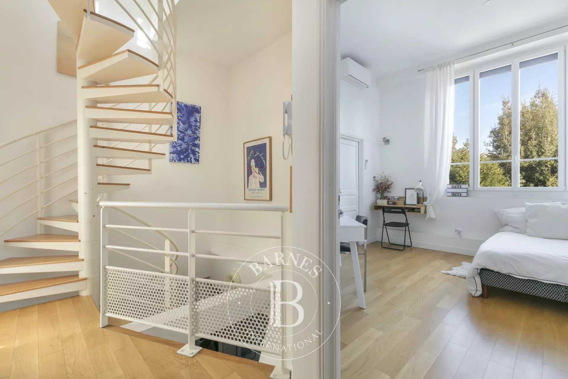 Bois-Colombes  - Maison 7 Pi&egrave;ces 4 Chambres