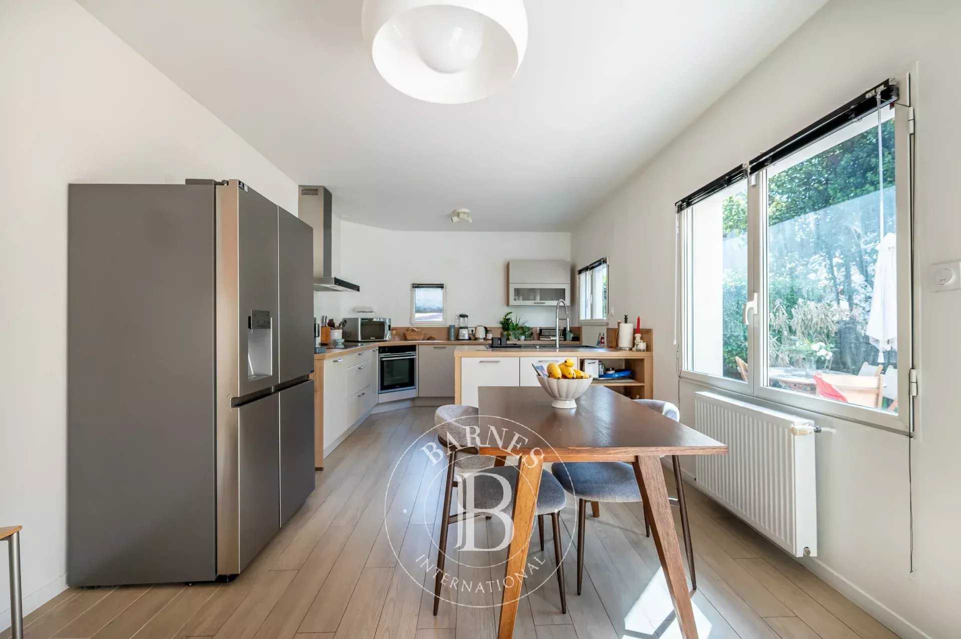 Colombes  - Maison 9 Pi&egrave;ces 5 Chambres