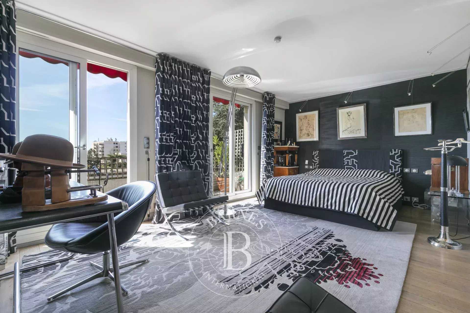 Suresnes  - Apartment 3 Bedrooms