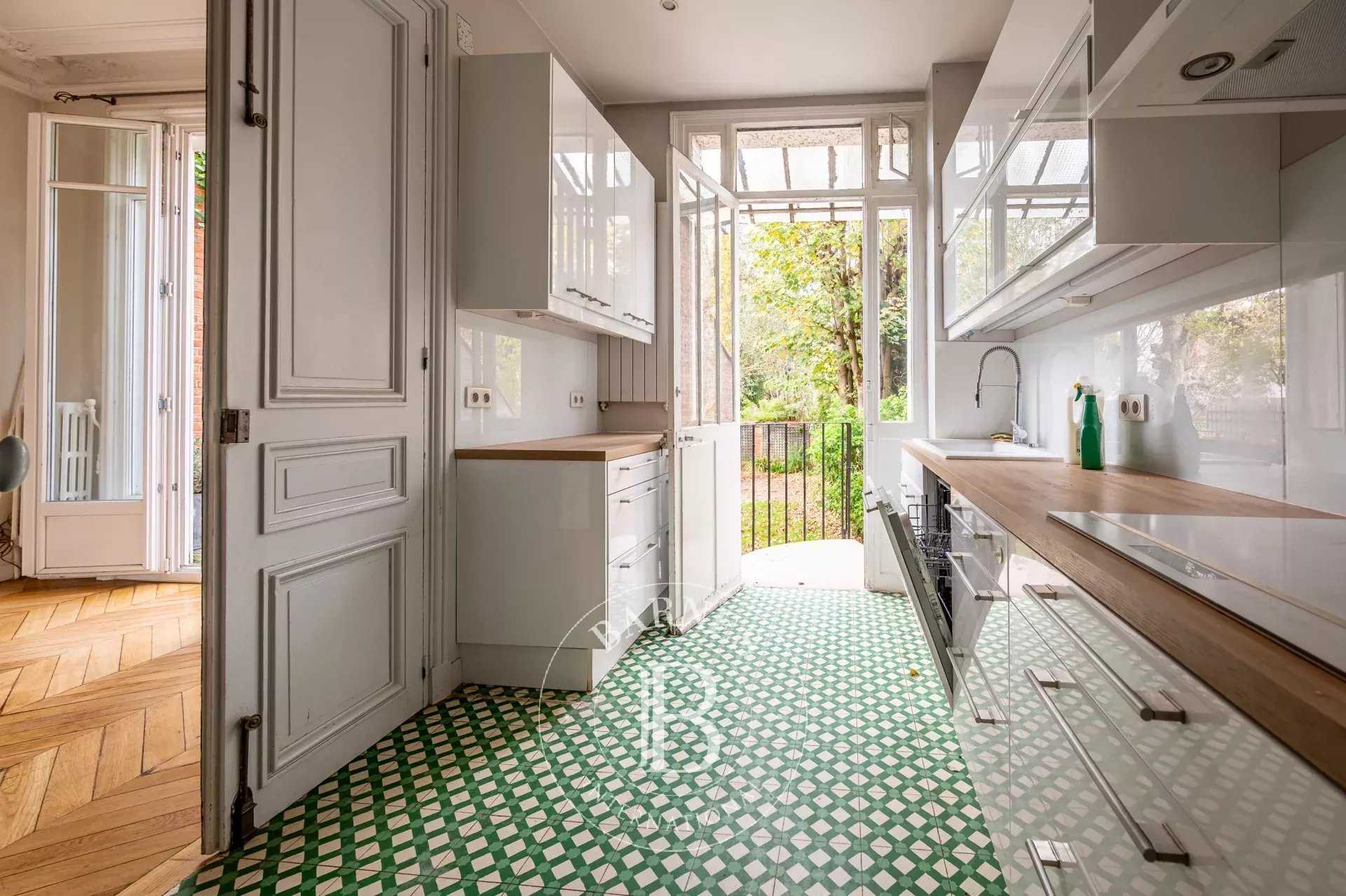 Courbevoie  - Hôtel particulier 8 Pi&egrave;ces 4 Chambres