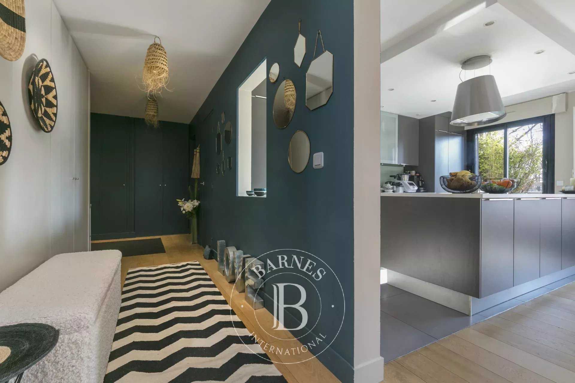 Suresnes  - Apartment 4 Bedrooms
