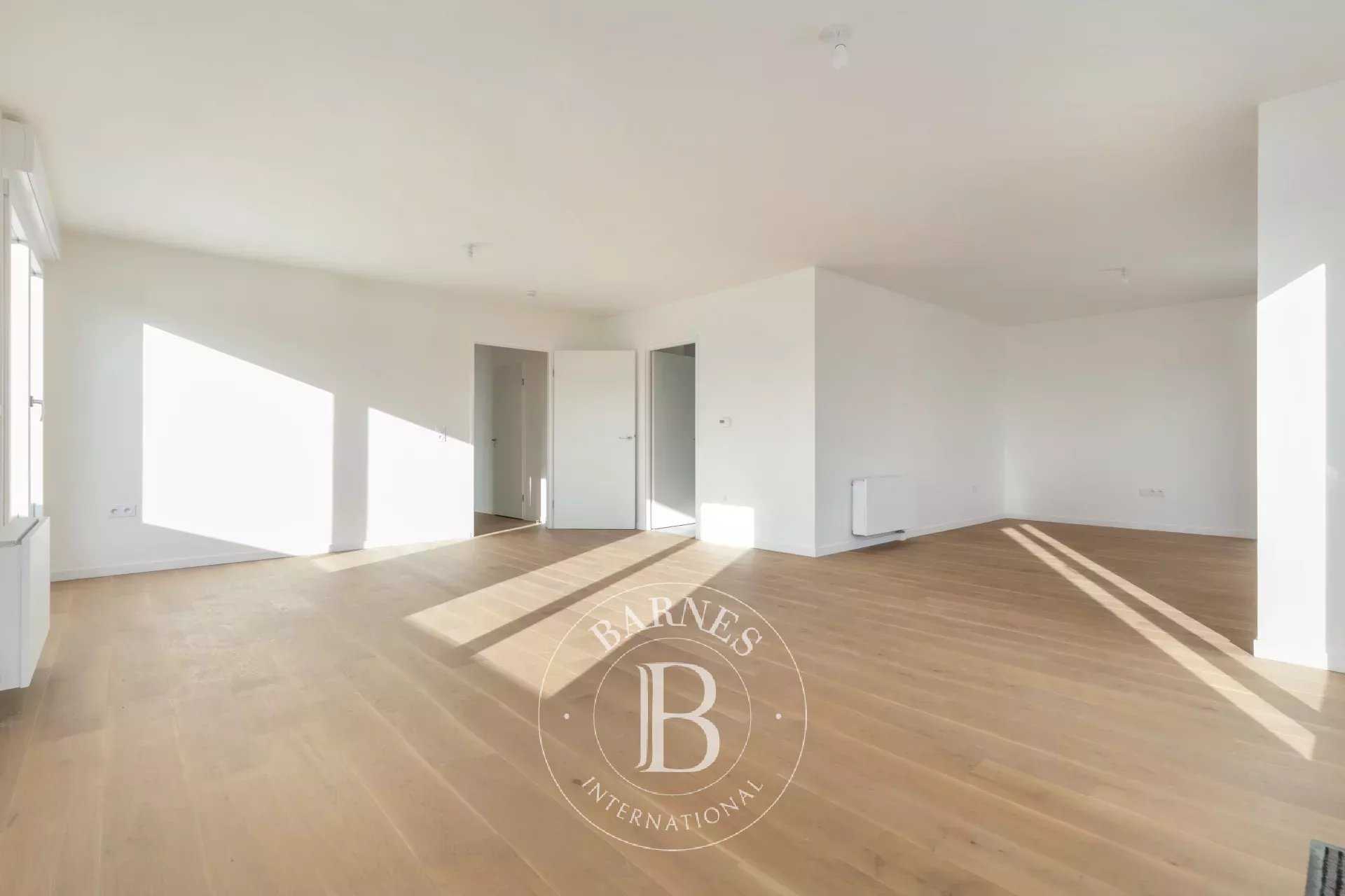 Suresnes  - Appartement 5 Pi&egrave;ces 3 Chambres