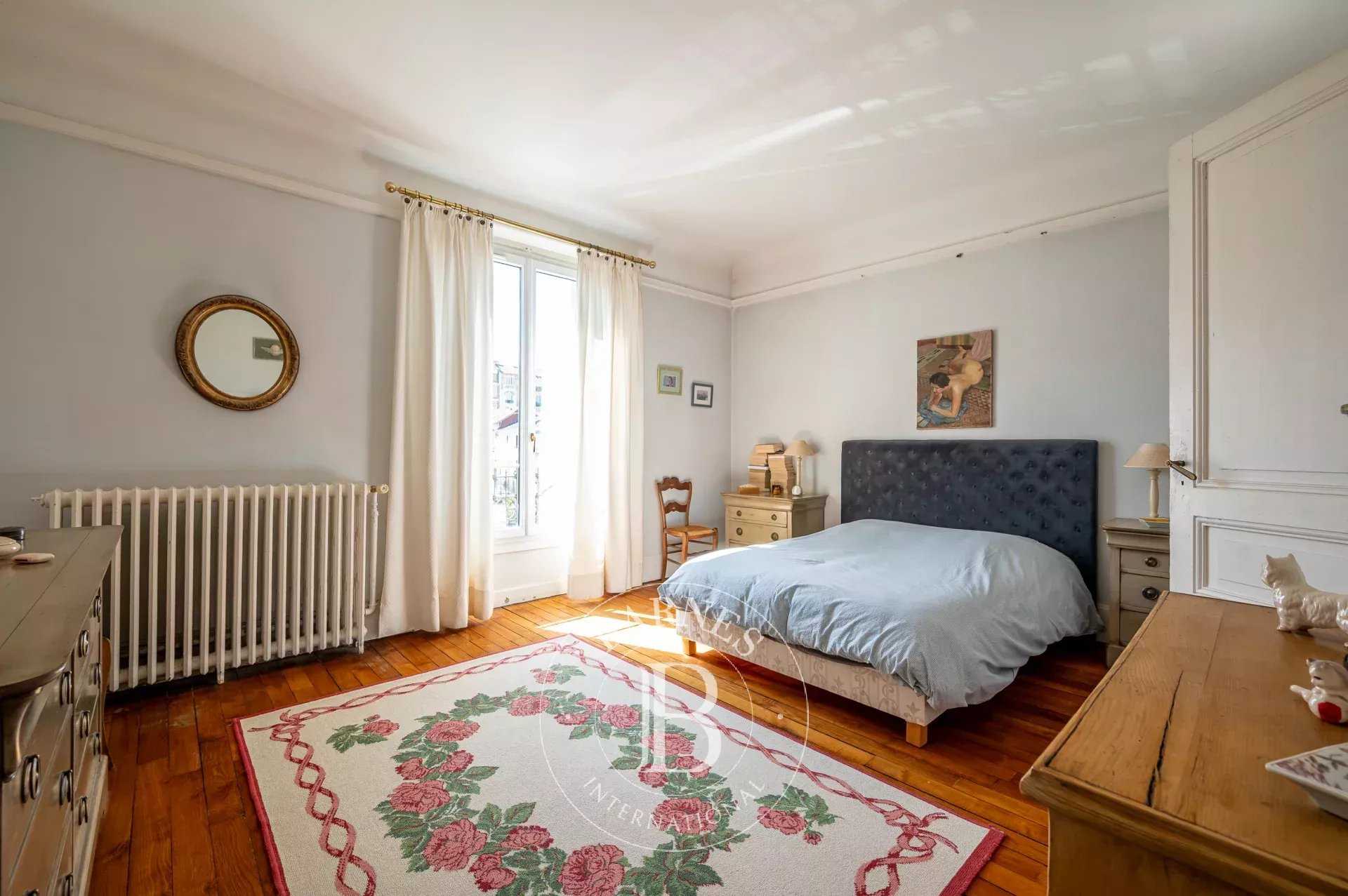 Courbevoie  - Maison 8 Pièces 6 Chambres