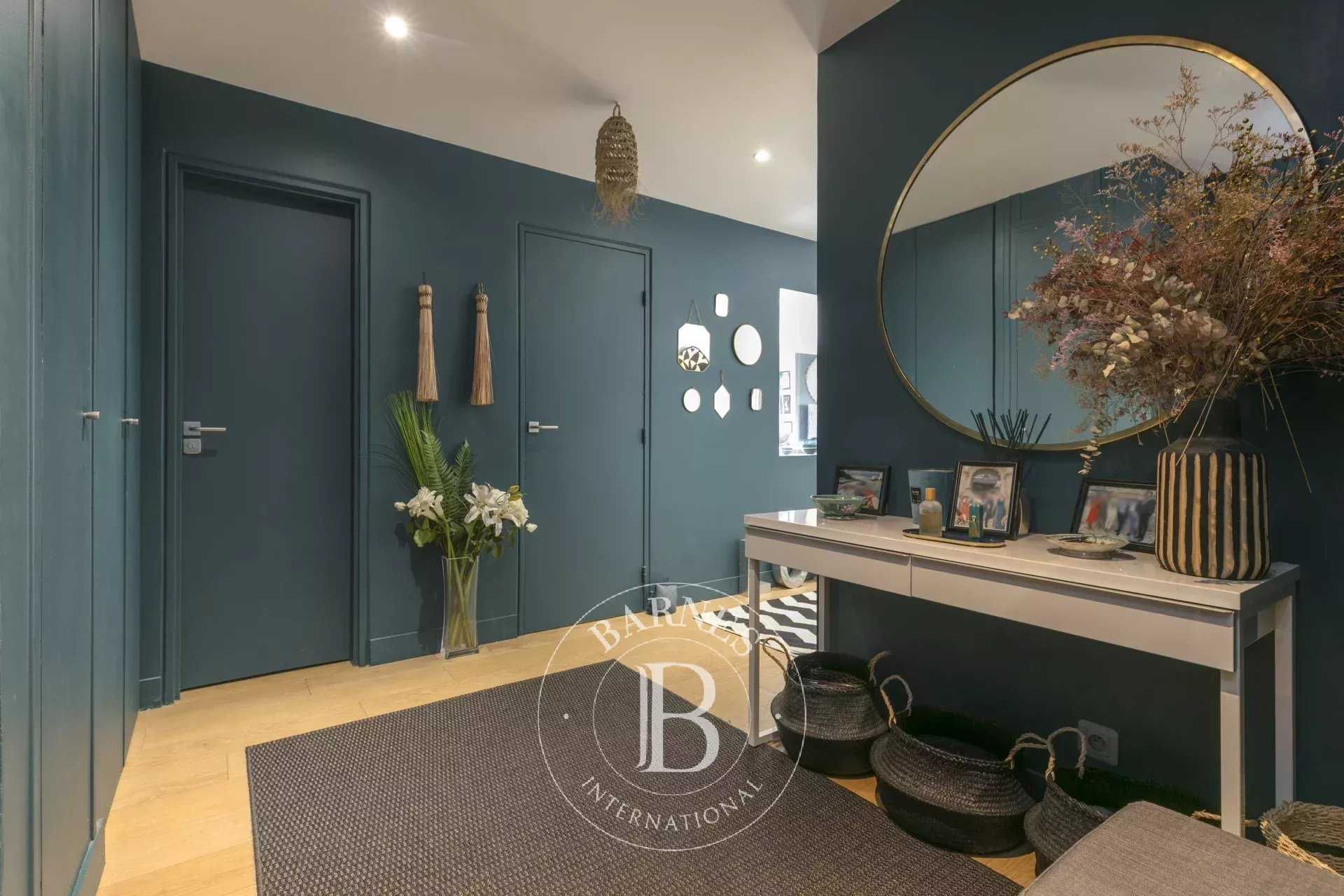 Suresnes  - Apartment 4 Bedrooms
