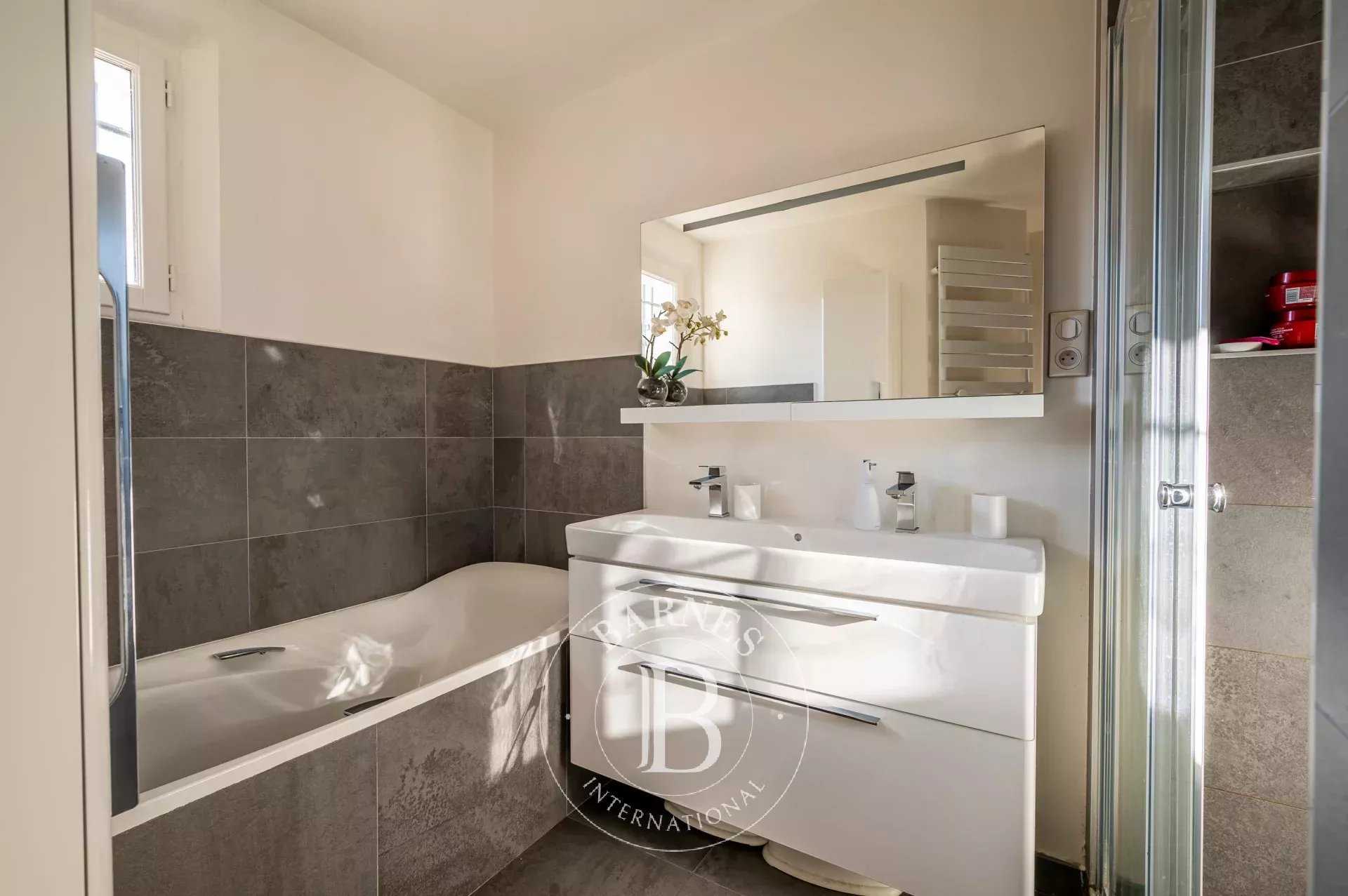Colombes  - Maison 7 Pièces 4 Chambres