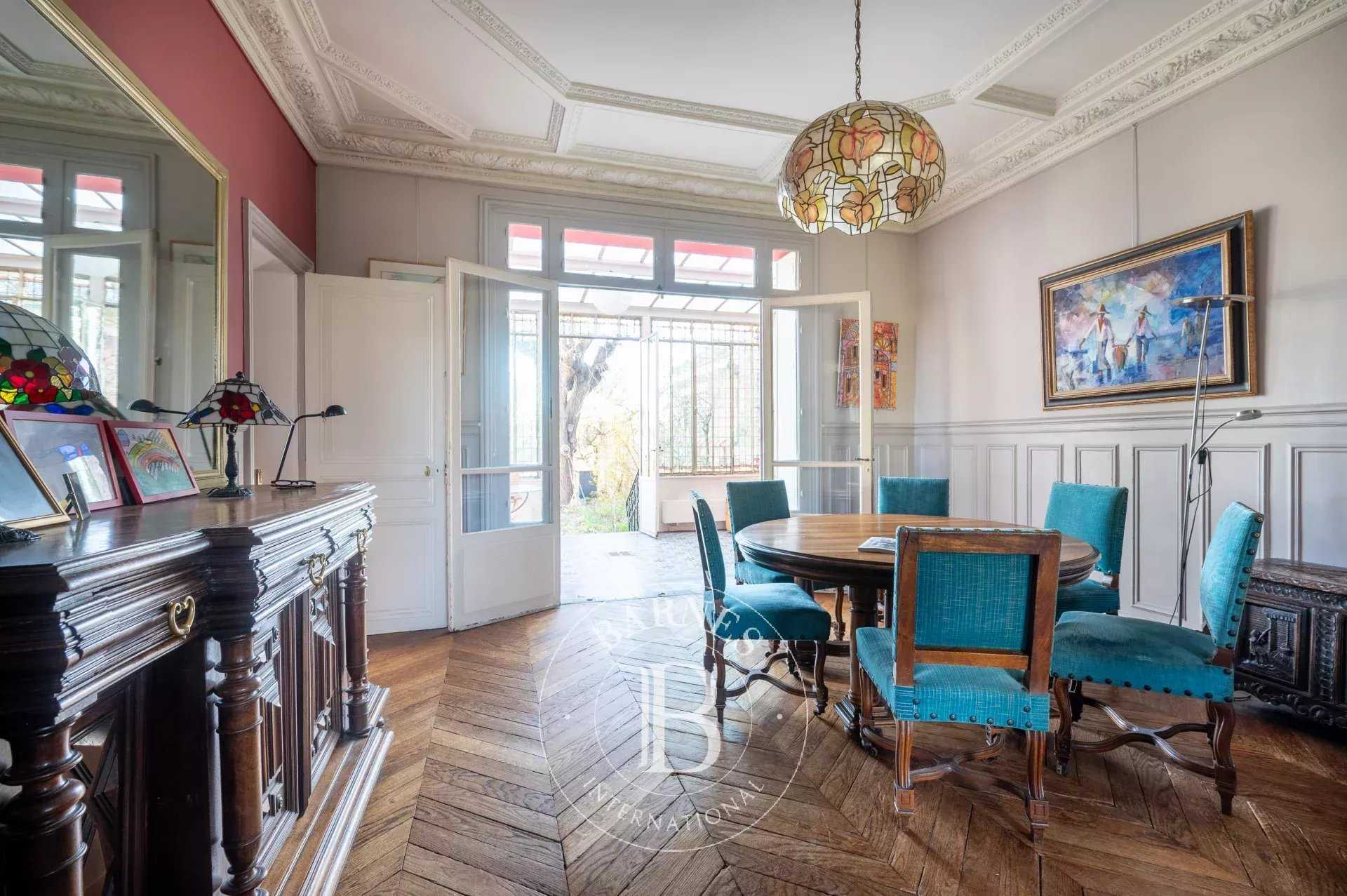 Courbevoie  - Hôtel particulier 10 Pi&egrave;ces 7 Chambres