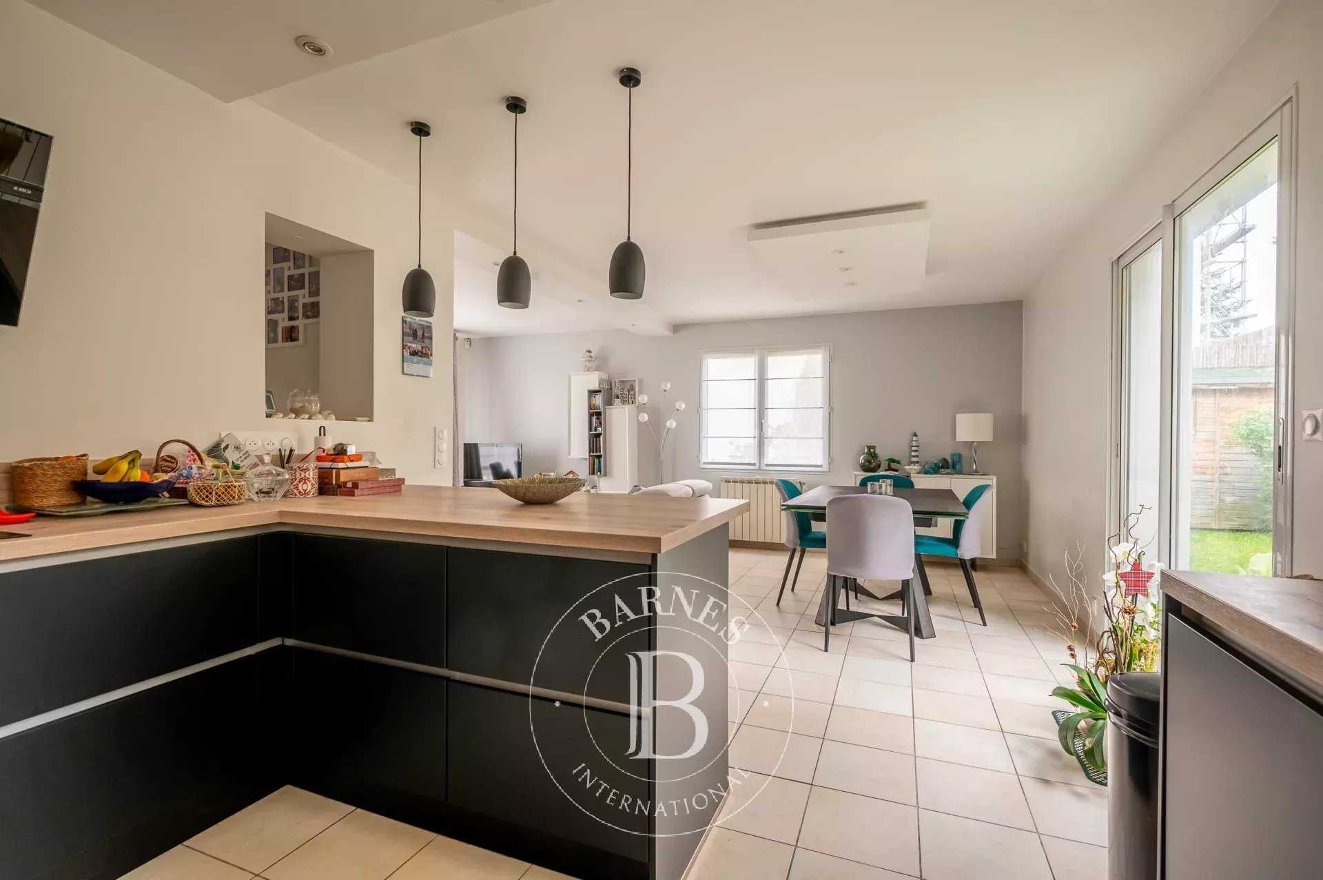 Asnières-sur-Seine  - Maison 5 Pi&egrave;ces 4 Chambres