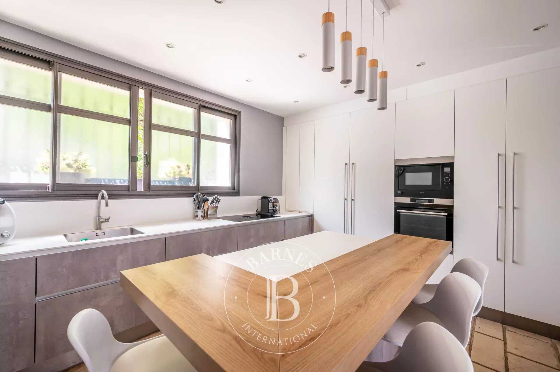 Courbevoie  - Maison 9 Pi&egrave;ces 6 Chambres