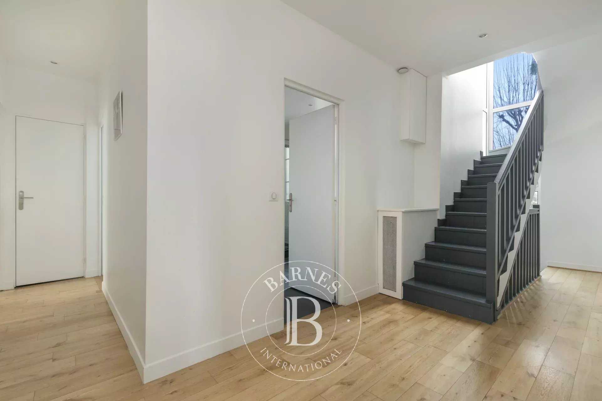 Suresnes  - Maison 8 Pi&egrave;ces 5 Chambres