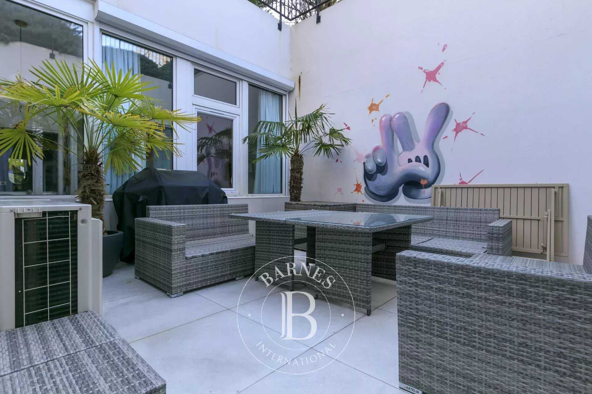 Suresnes  - Apartment 3 Bedrooms