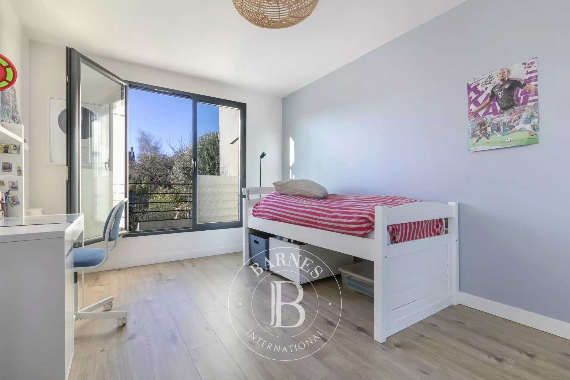 Suresnes  - House 4 Bedrooms