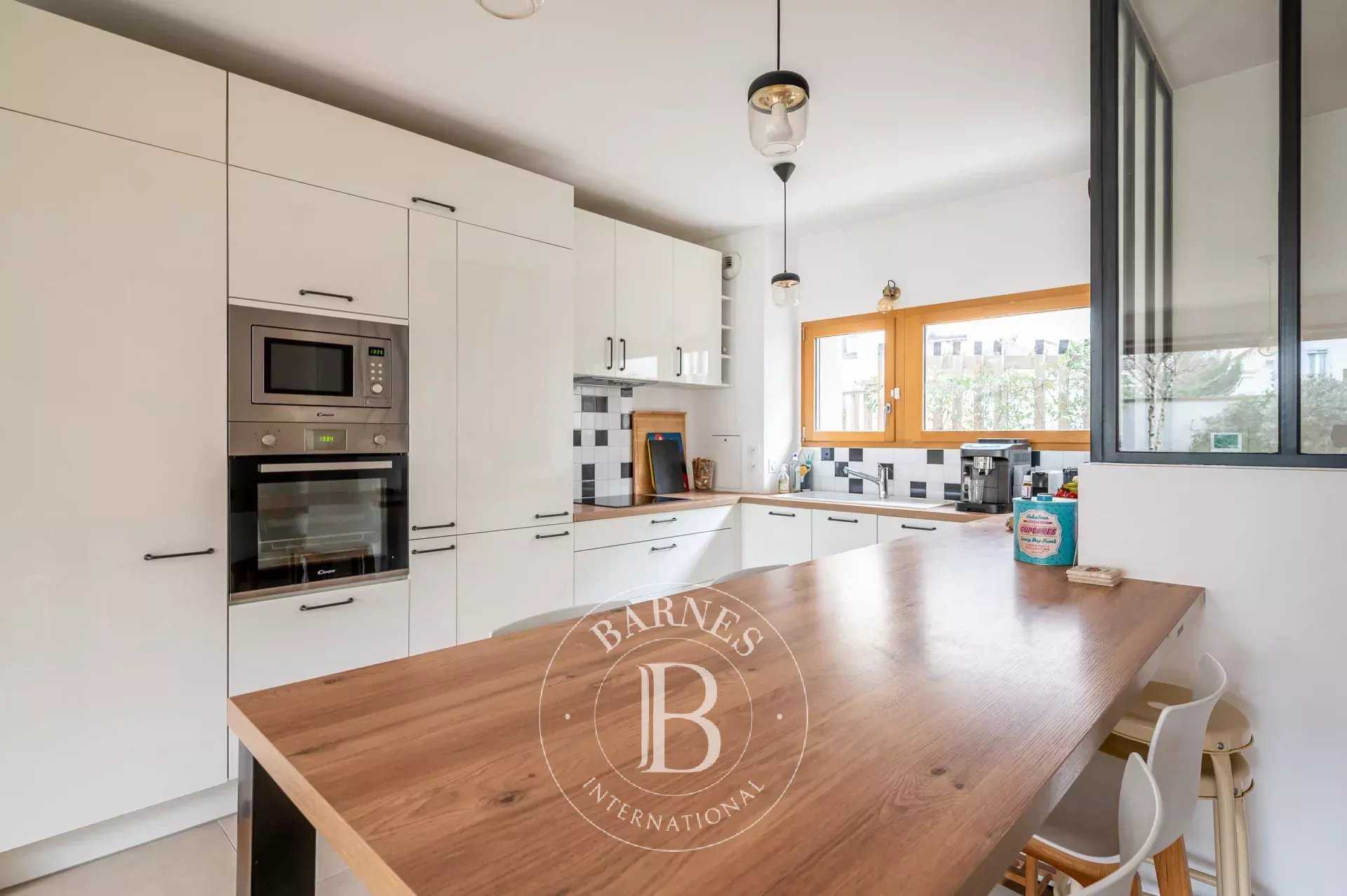 Courbevoie  - Maison 7 Pi&egrave;ces 4 Chambres