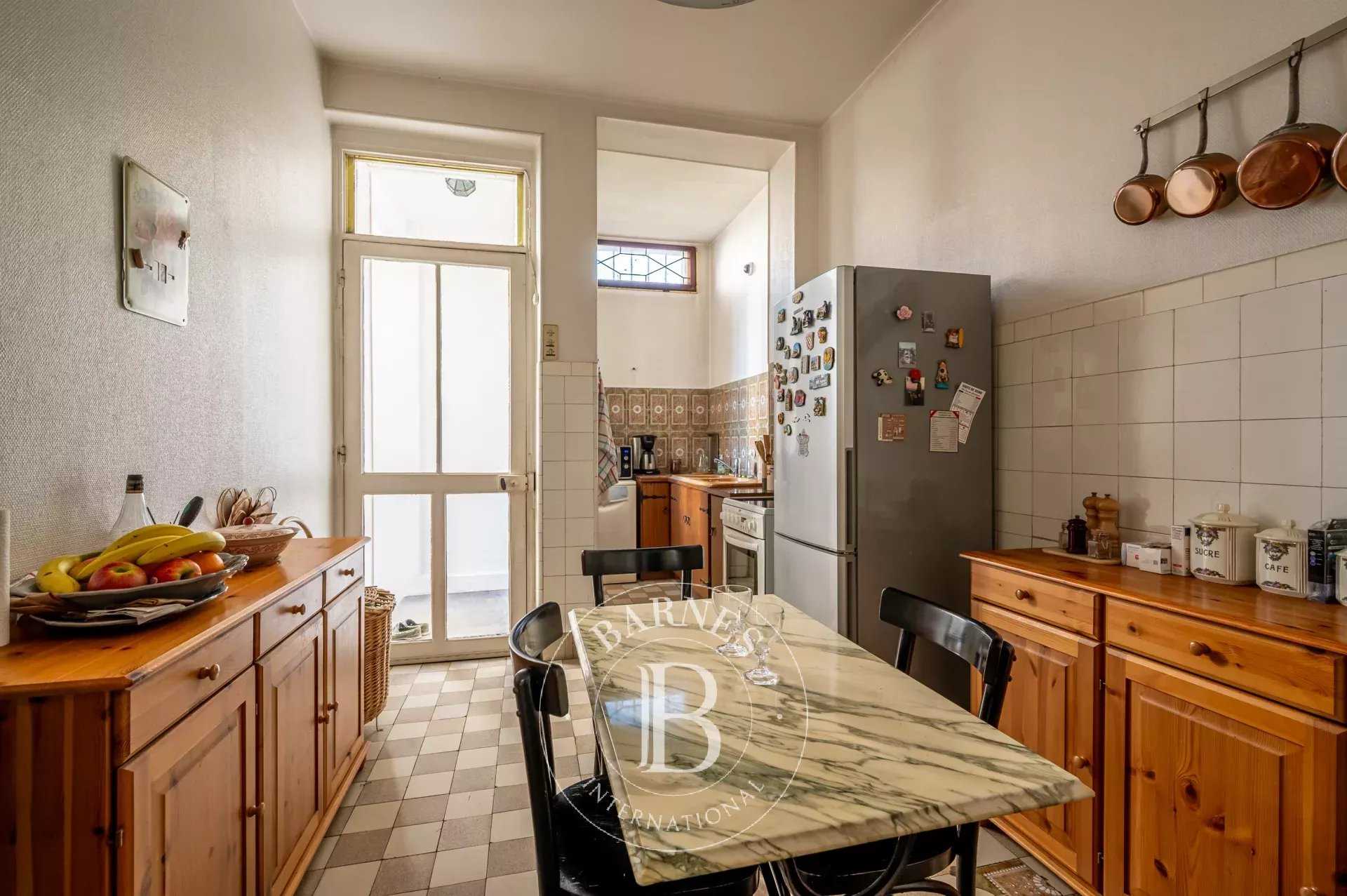 Courbevoie  - Maison 8 Pièces 6 Chambres
