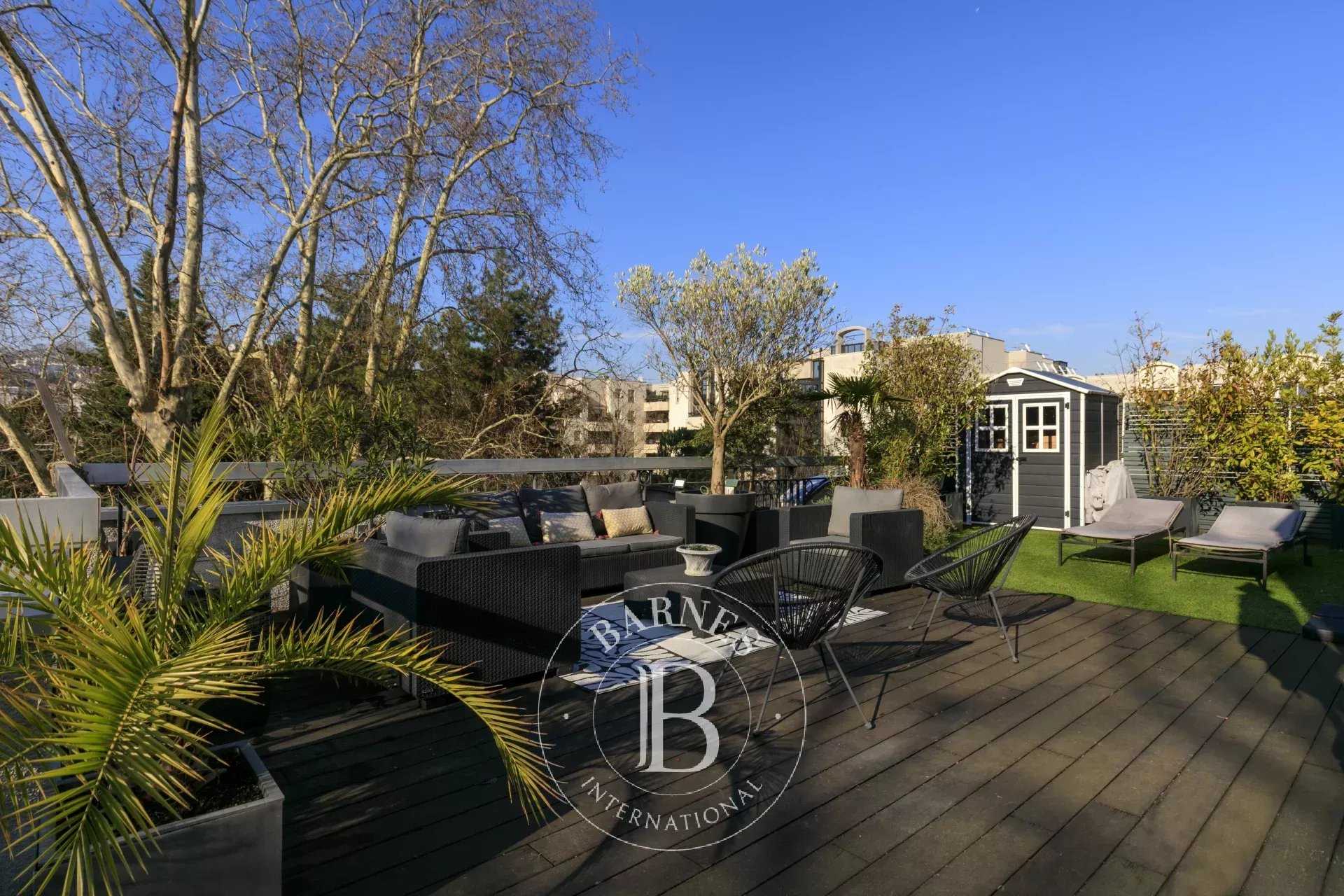 Suresnes  - Apartment 4 Bedrooms