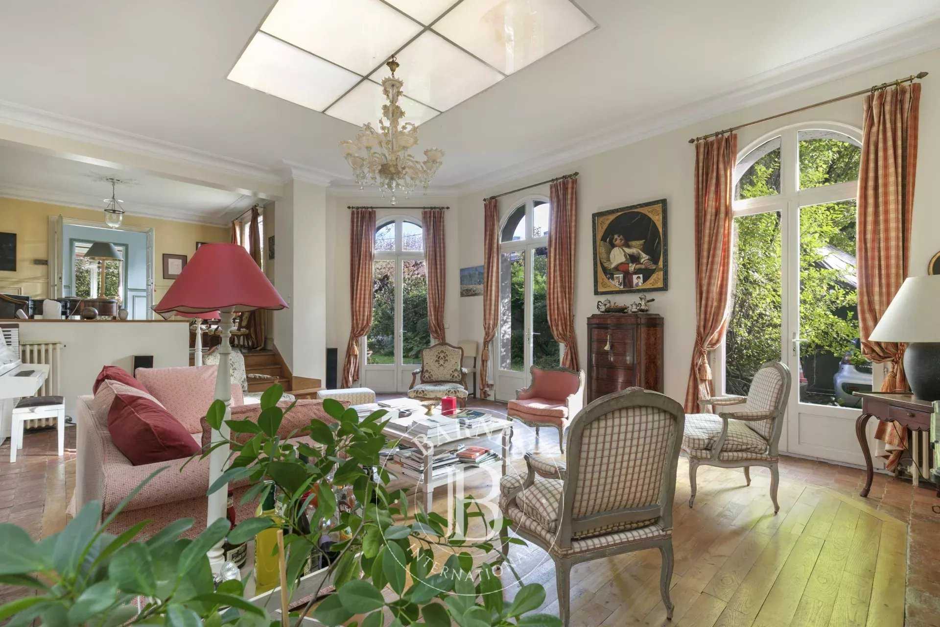 Colombes  - Maison 8 Pièces 5 Chambres