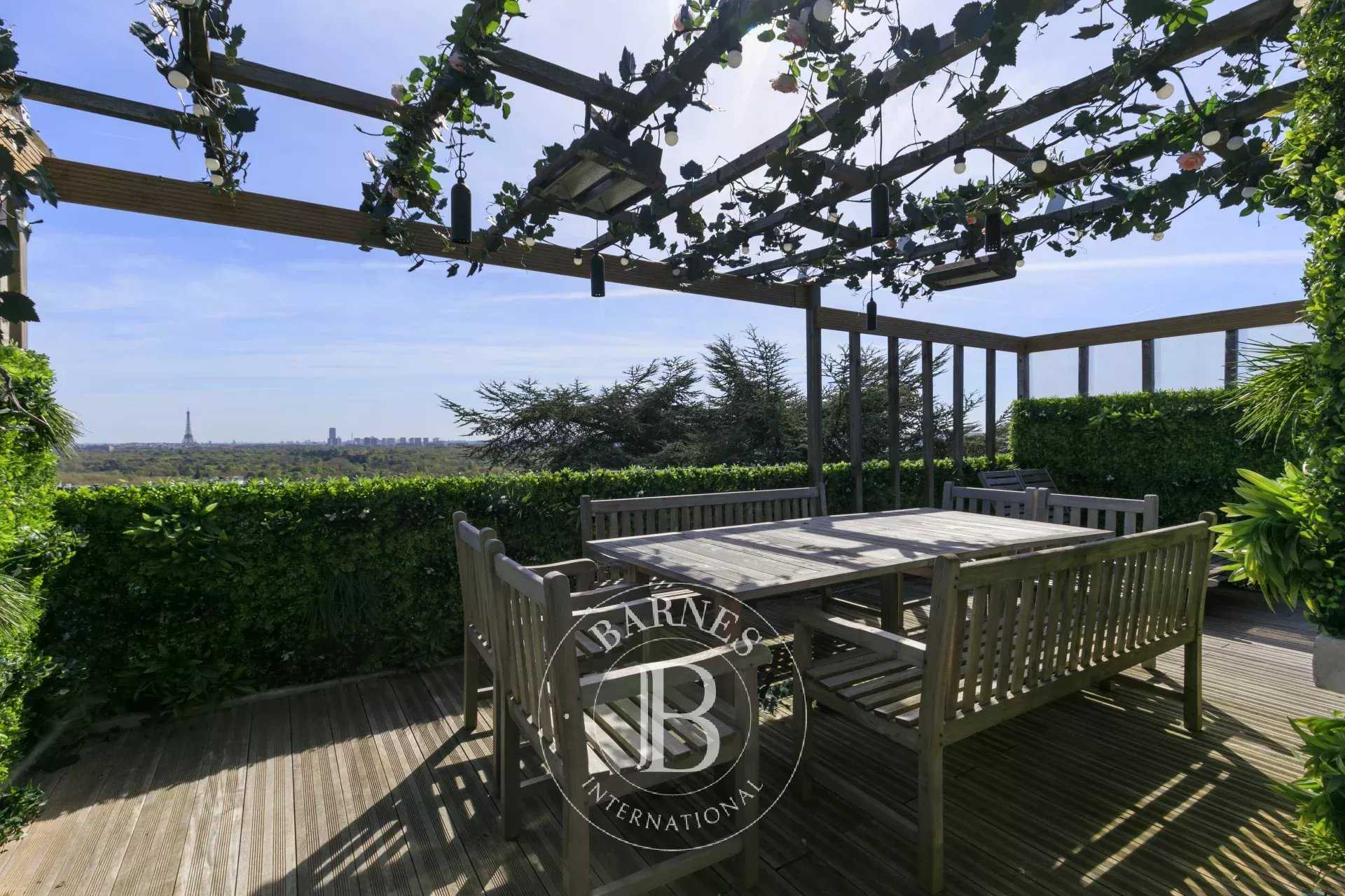 Suresnes  - Apartment 3 Bedrooms