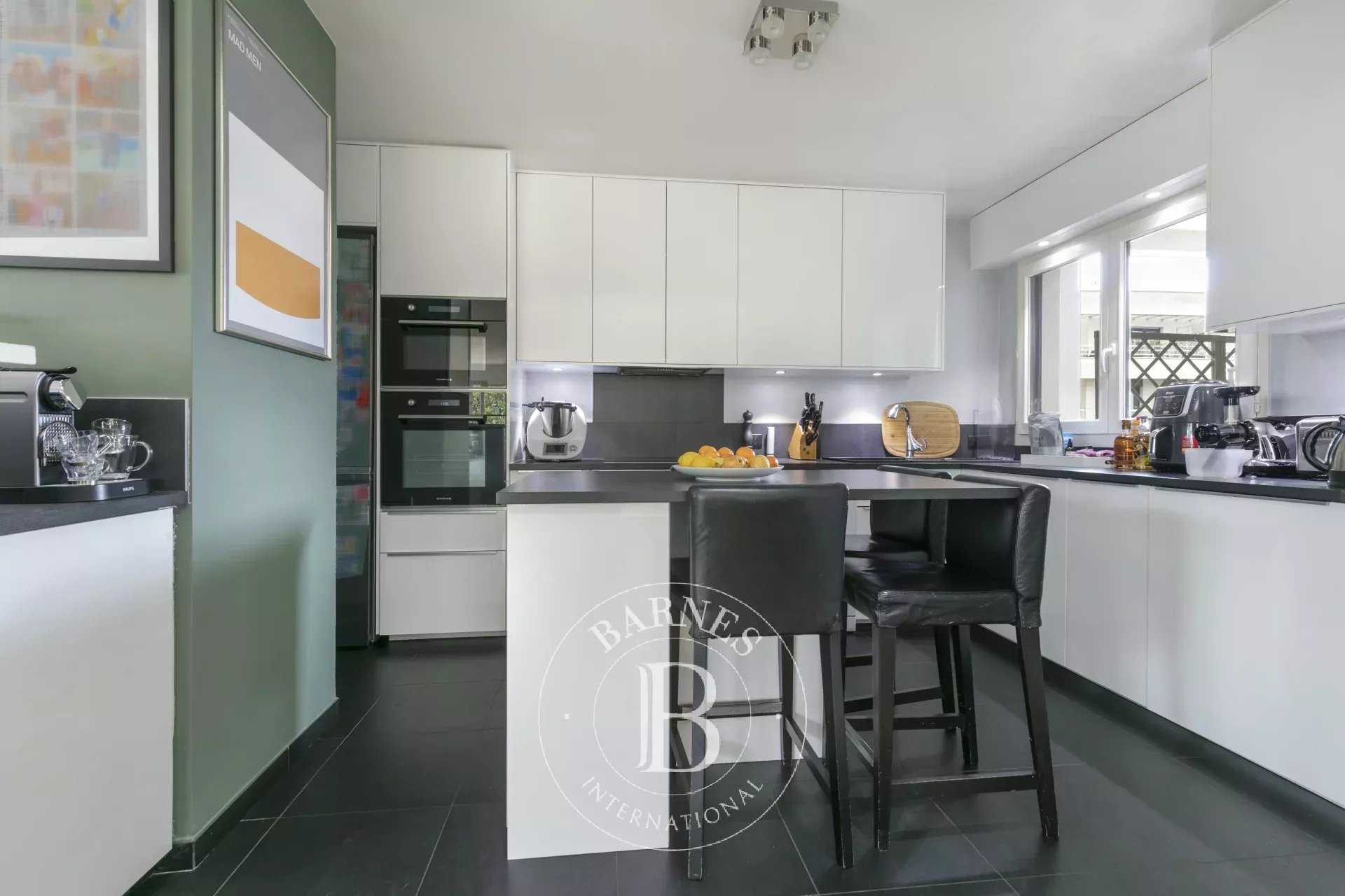 Suresnes  - Appartement 4 Pièces 3 Chambres