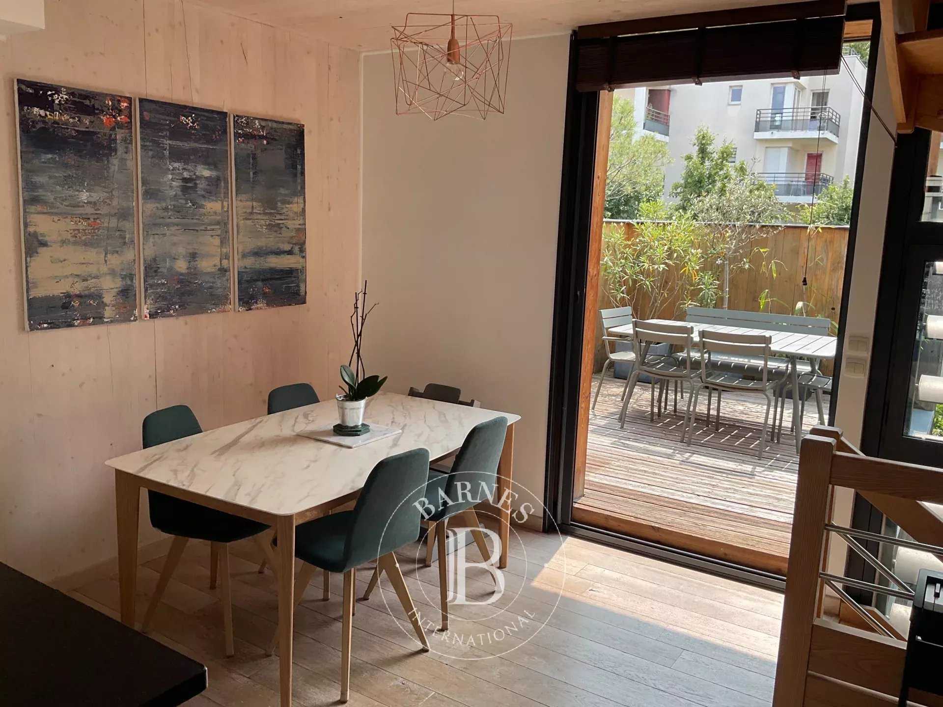Suresnes  - Maison 6 Pièces 5 Chambres