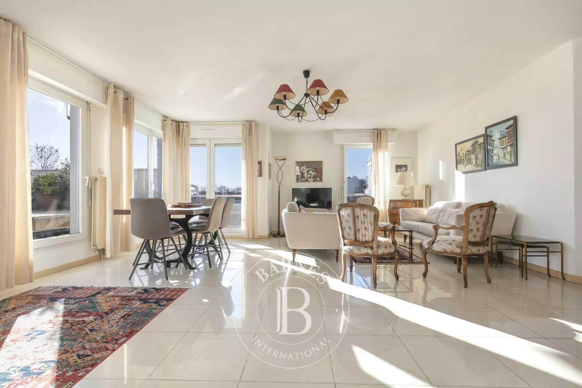 Suresnes  - Duplex 5 Pi&egrave;ces 3 Chambres