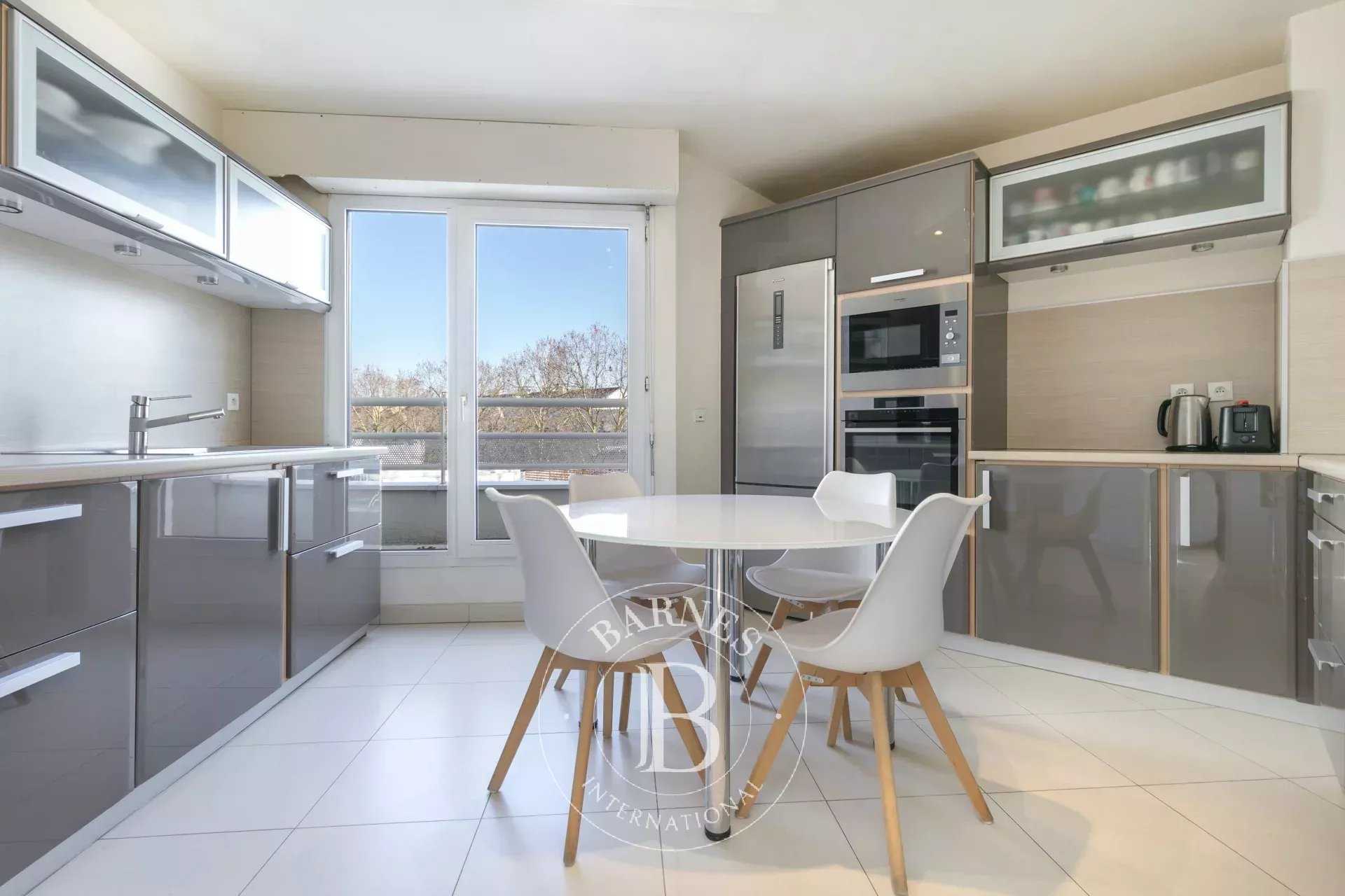 Suresnes  - Duplex 5 Pi&egrave;ces 3 Chambres