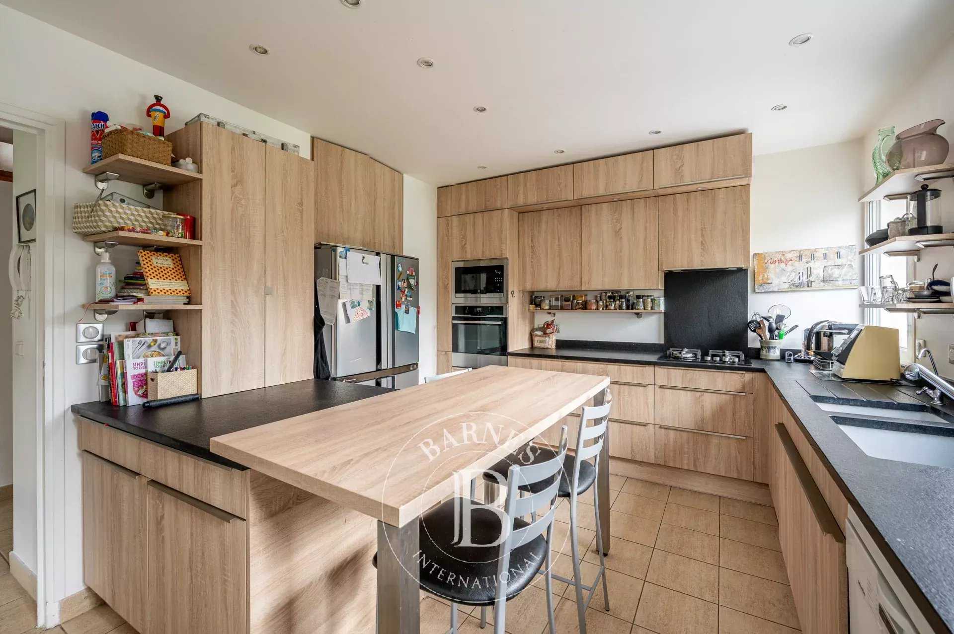 Rueil-Malmaison  - Maison 8 Pi&egrave;ces 5 Chambres