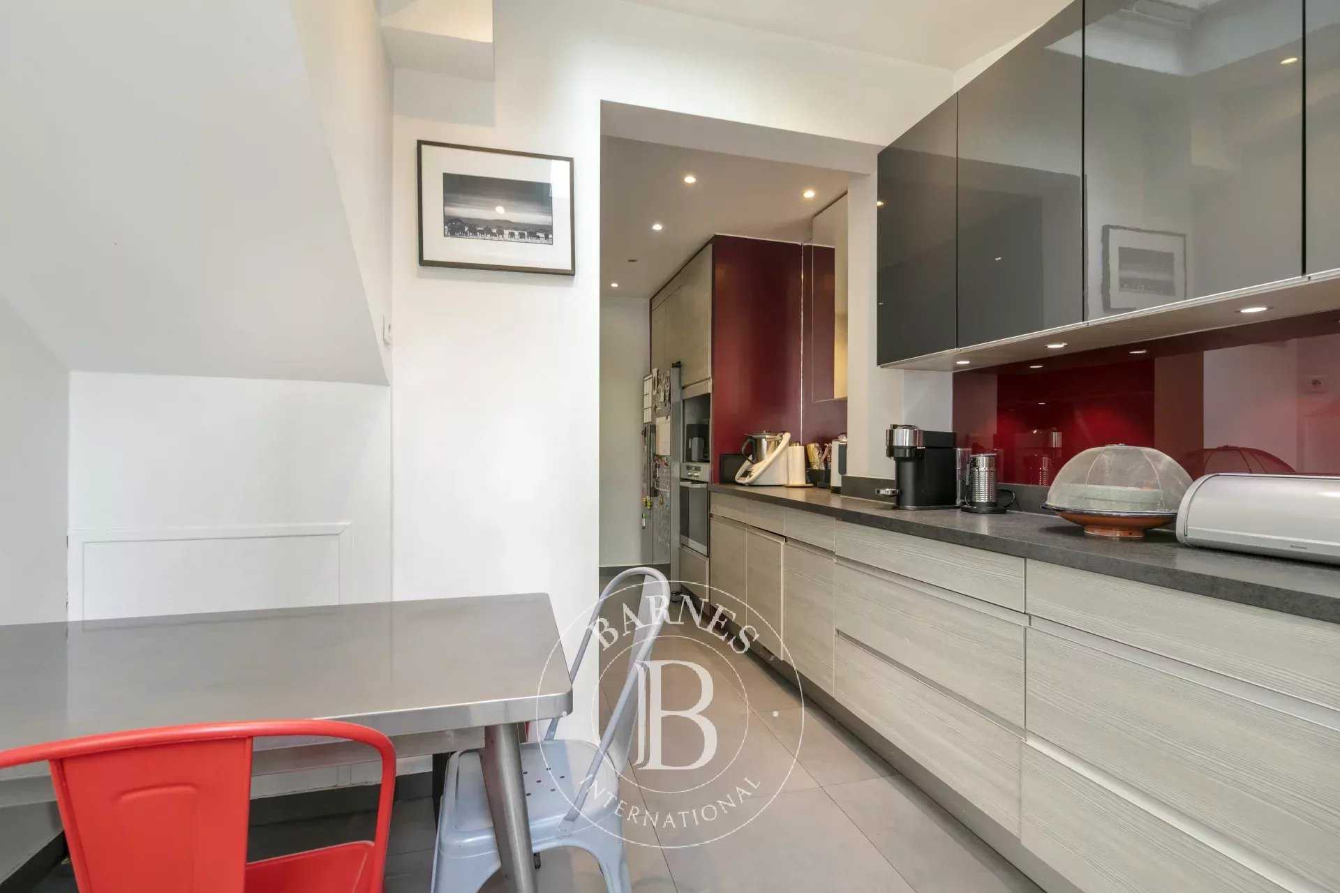 Suresnes  - Maison 8 Pi&egrave;ces 5 Chambres