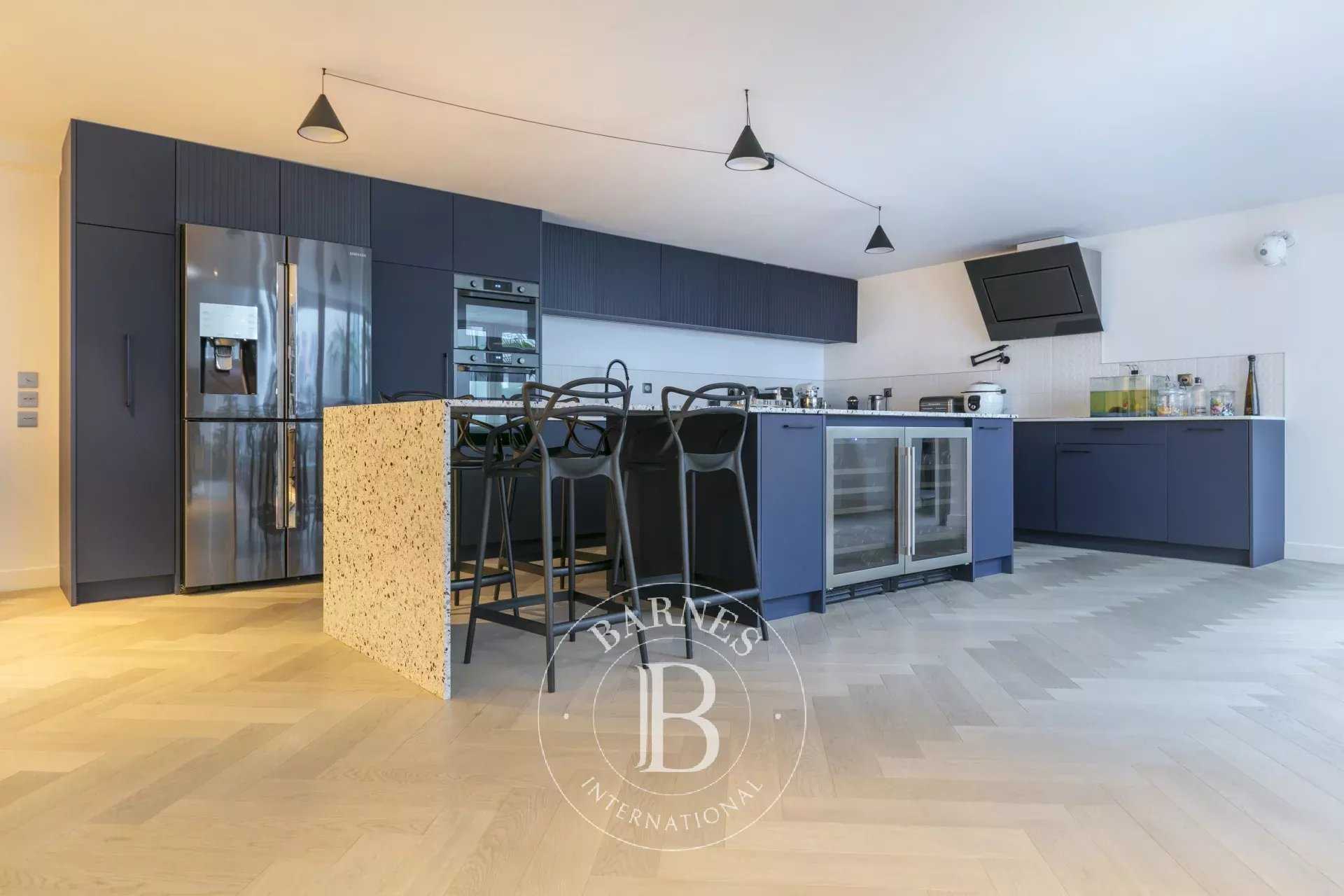 Suresnes  - Apartment 3 Bedrooms