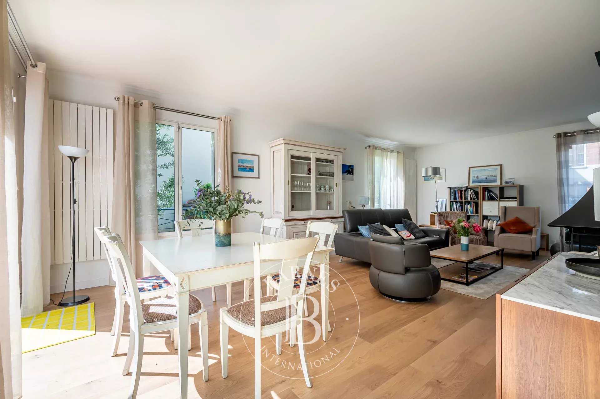 Colombes  - Maison 9 Pi&egrave;ces 5 Chambres