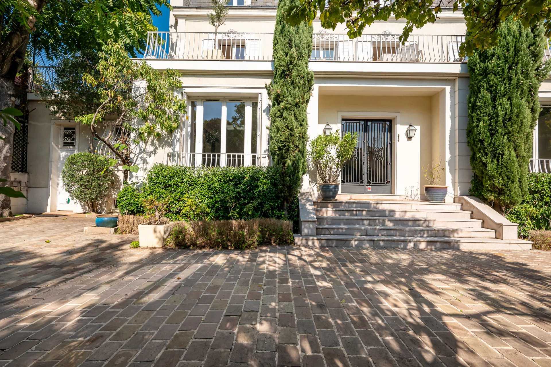 Colombes  - Maison 8 Pi&egrave;ces 5 Chambres