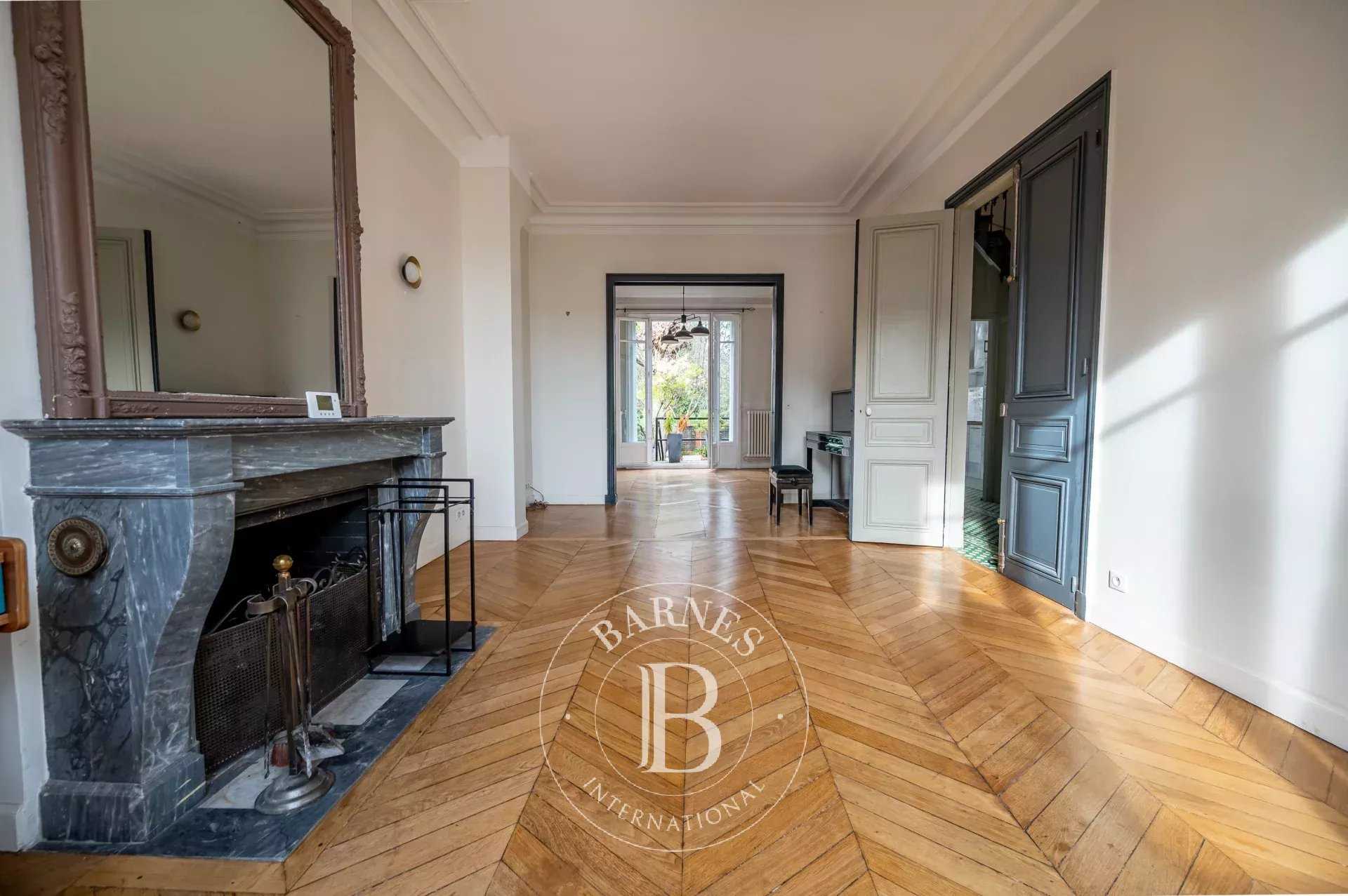 Courbevoie  - Hôtel particulier 8 Pi&egrave;ces 4 Chambres