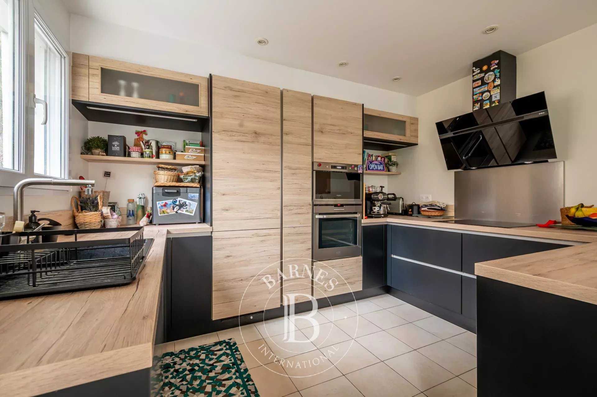 Asnières-sur-Seine  - Maison 5 Pi&egrave;ces 4 Chambres