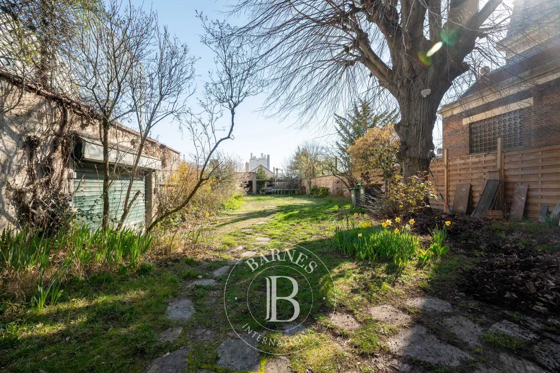 Courbevoie  - Hôtel particulier 10 Pi&egrave;ces 7 Chambres