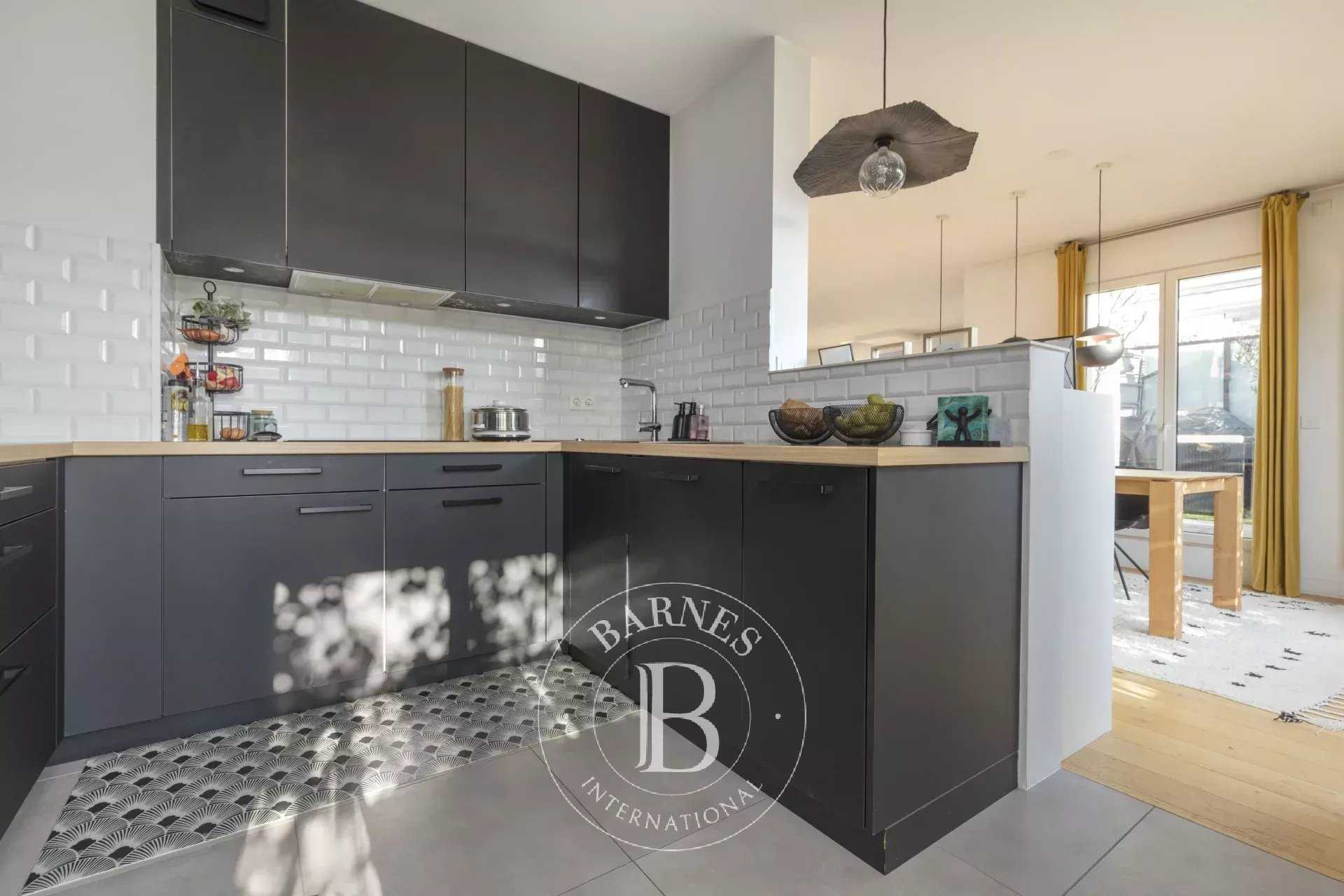 Apartment Suresnes  -  ref 85641270 (picture 3)