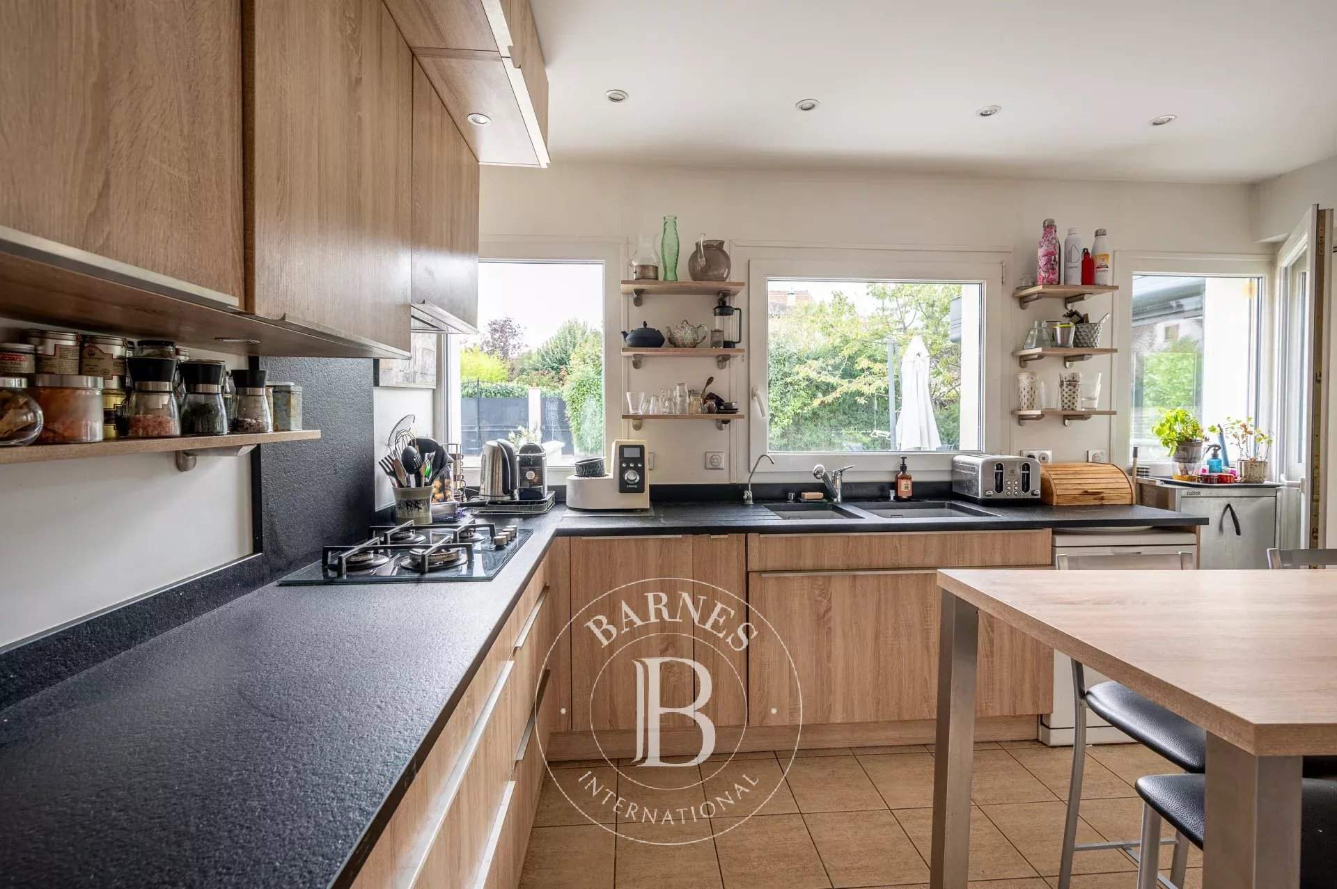 Rueil-Malmaison  - Maison 8 Pi&egrave;ces 5 Chambres - picture 12