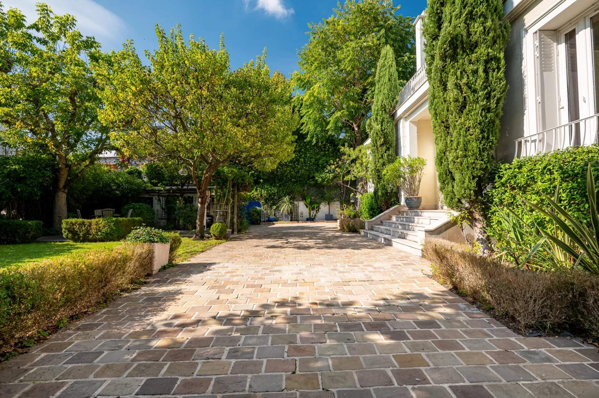 Colombes  - Maison 8 Pi&egrave;ces 5 Chambres - picture 2