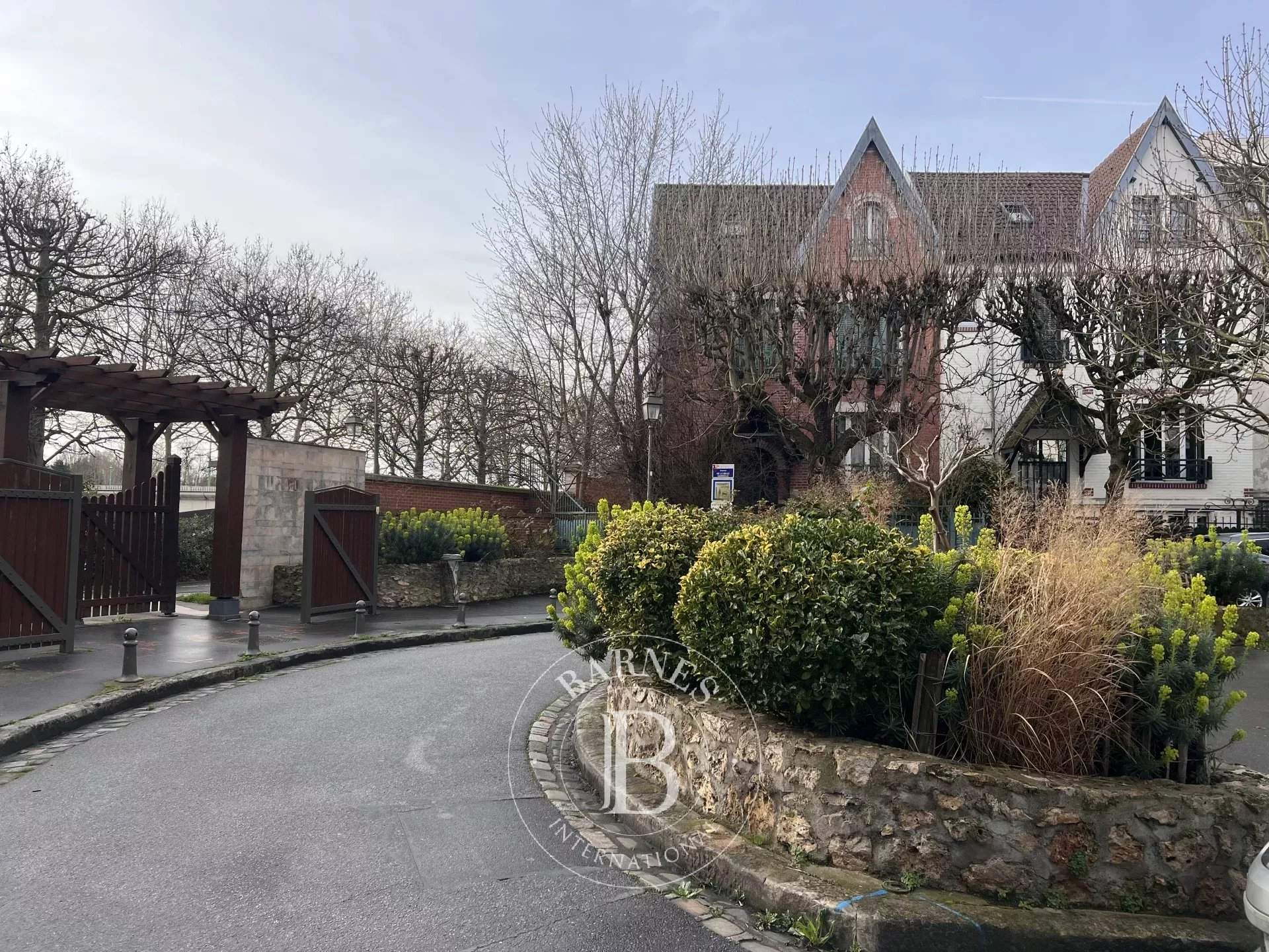 Suresnes  - Maison 6 Pi&egrave;ces 4 Chambres - picture 1