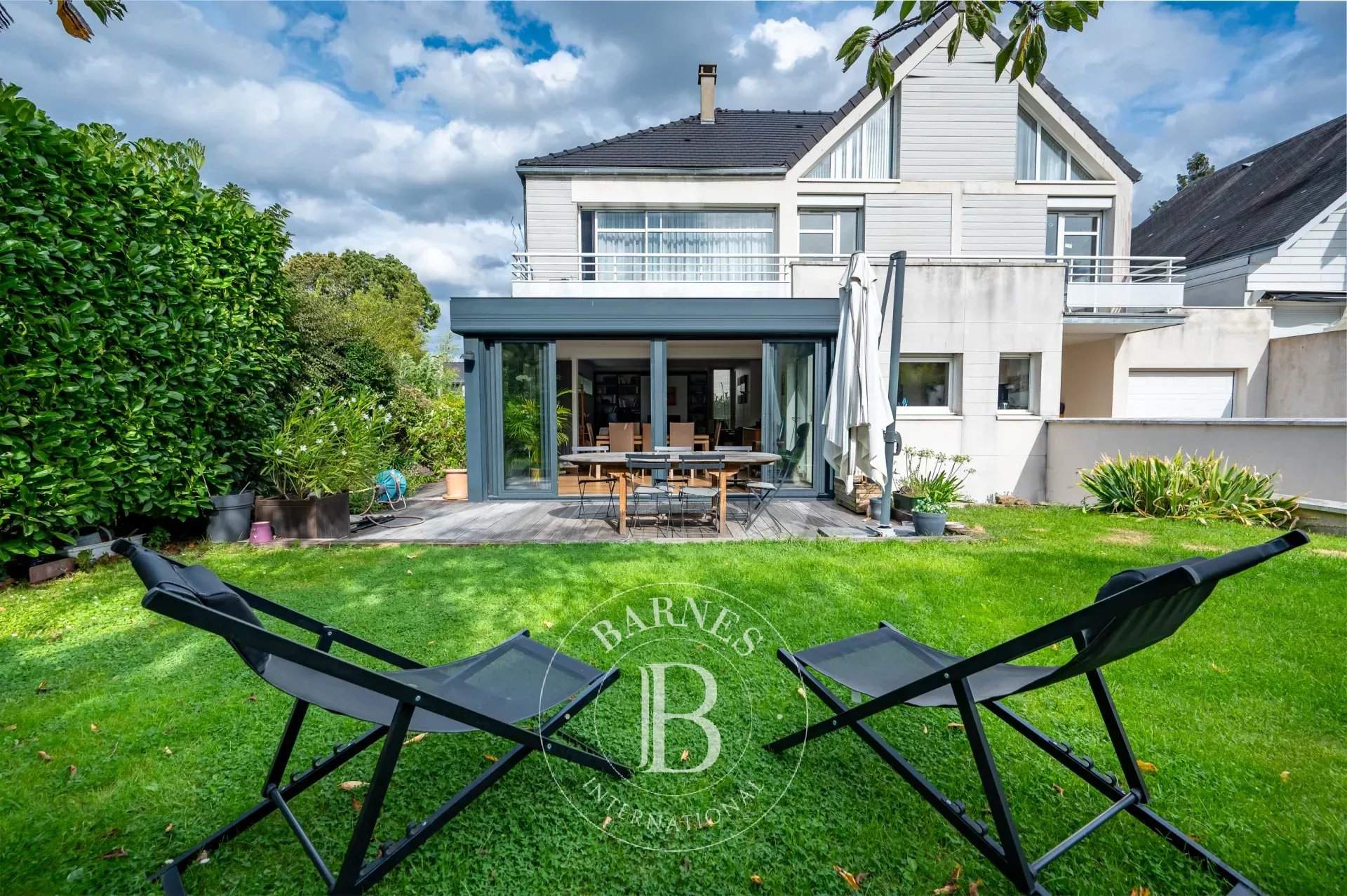 Rueil-Malmaison  - Maison 8 Pi&egrave;ces 5 Chambres - picture 1