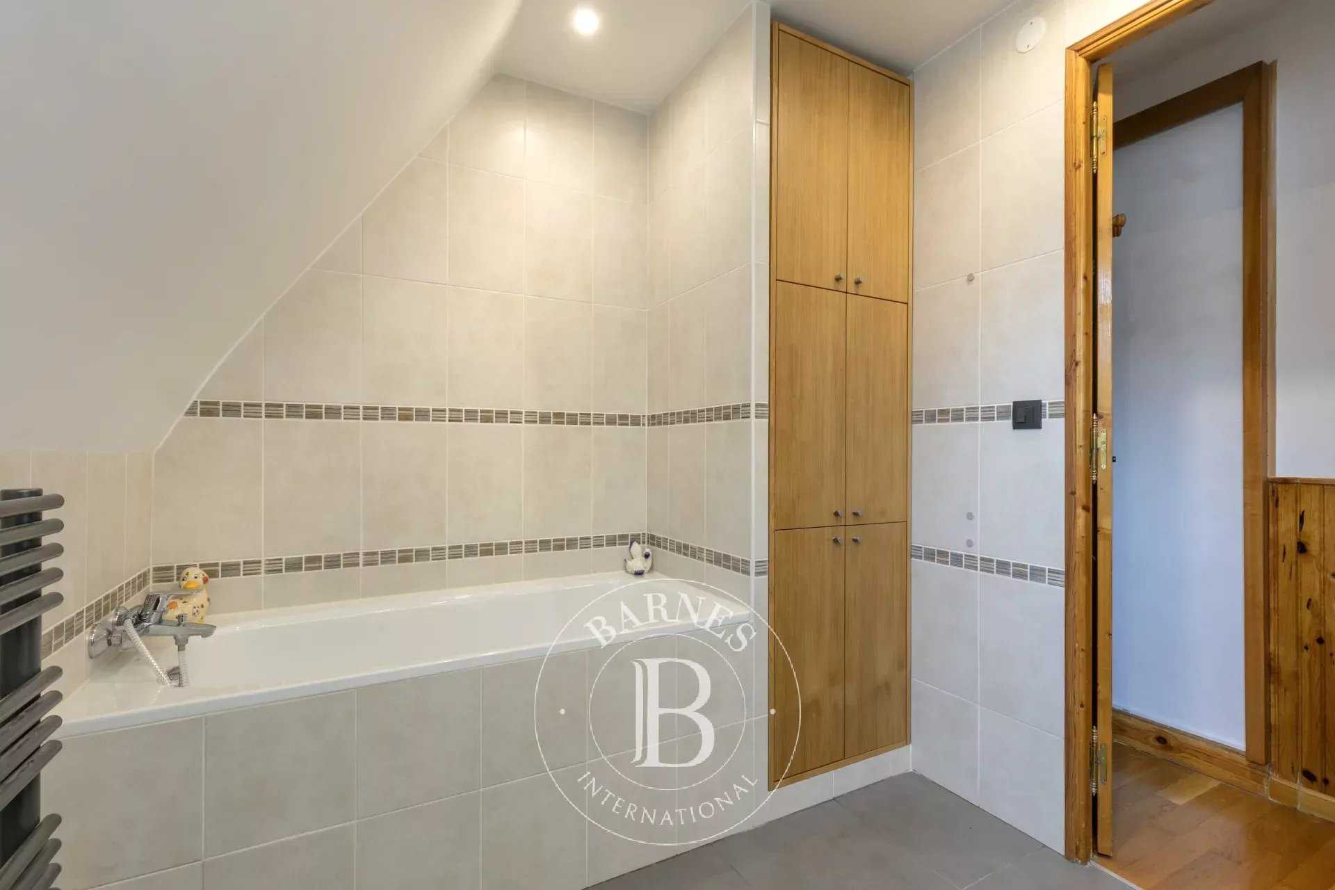 Chaville  - Maison 7 Pi&egrave;ces 5 Chambres