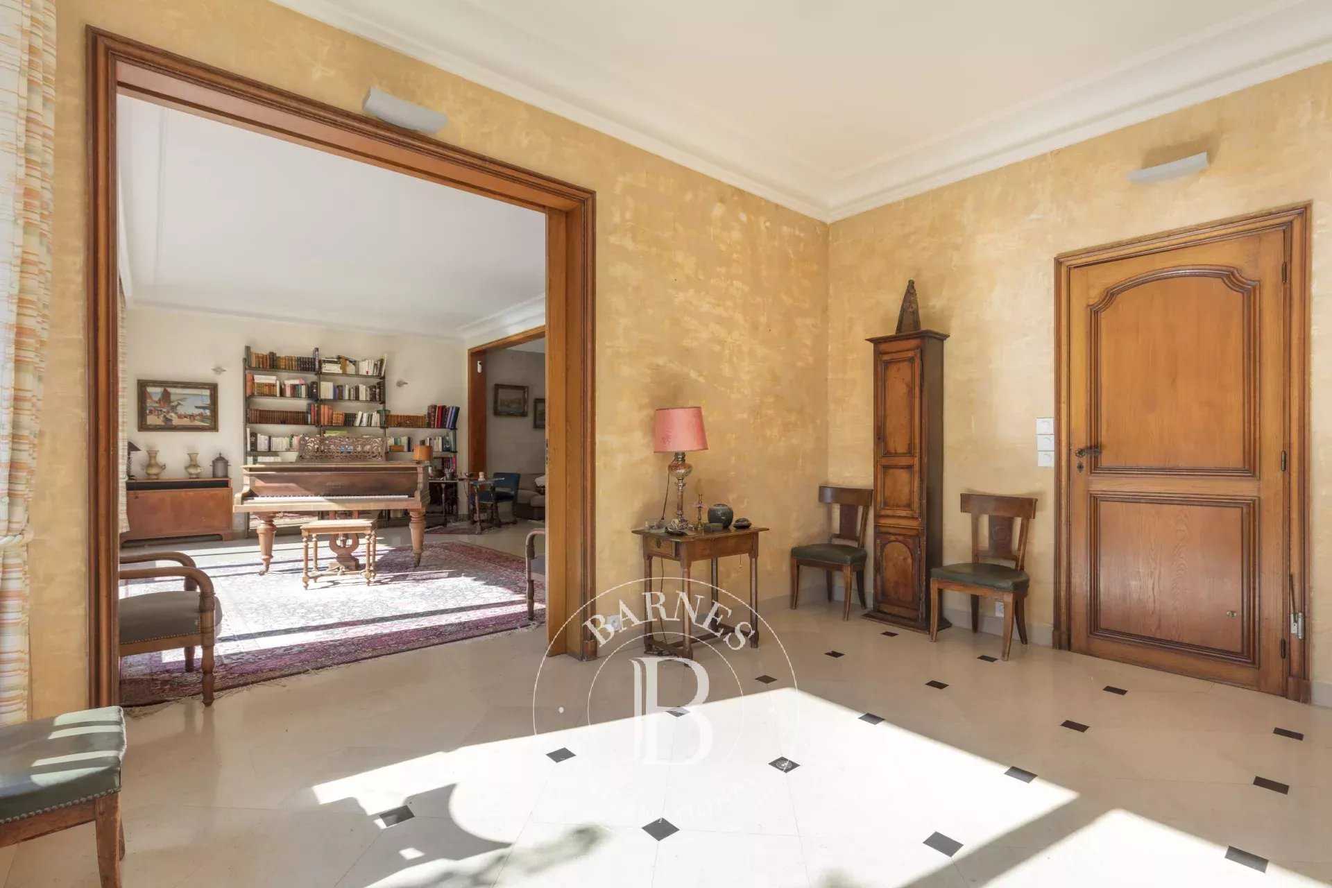 Saint-Cloud  - House 5 Bedrooms