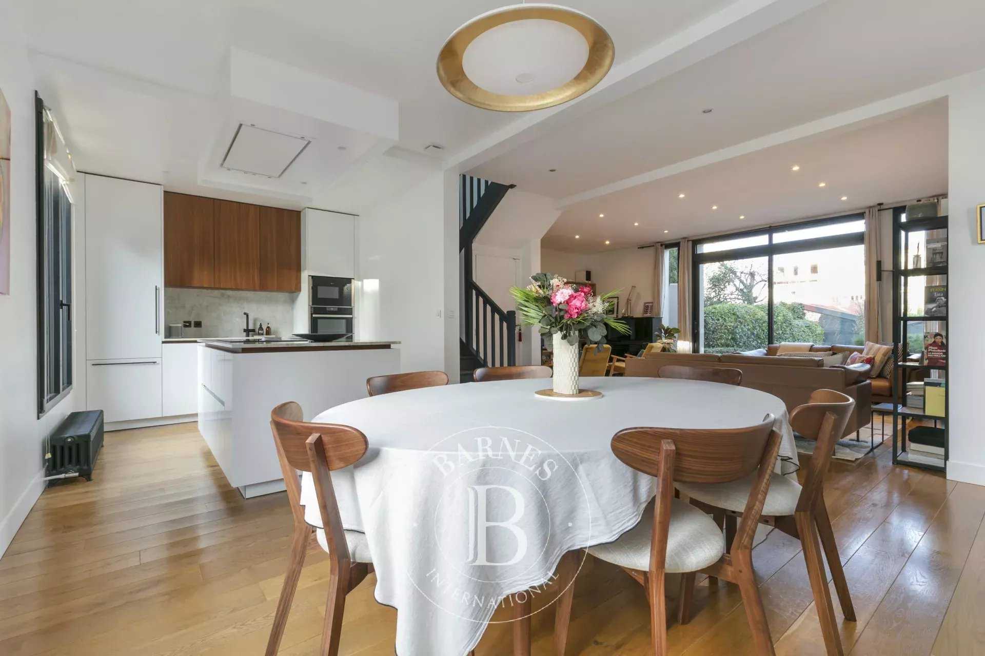 Vanves  - Maison 5 Pi&egrave;ces 3 Chambres