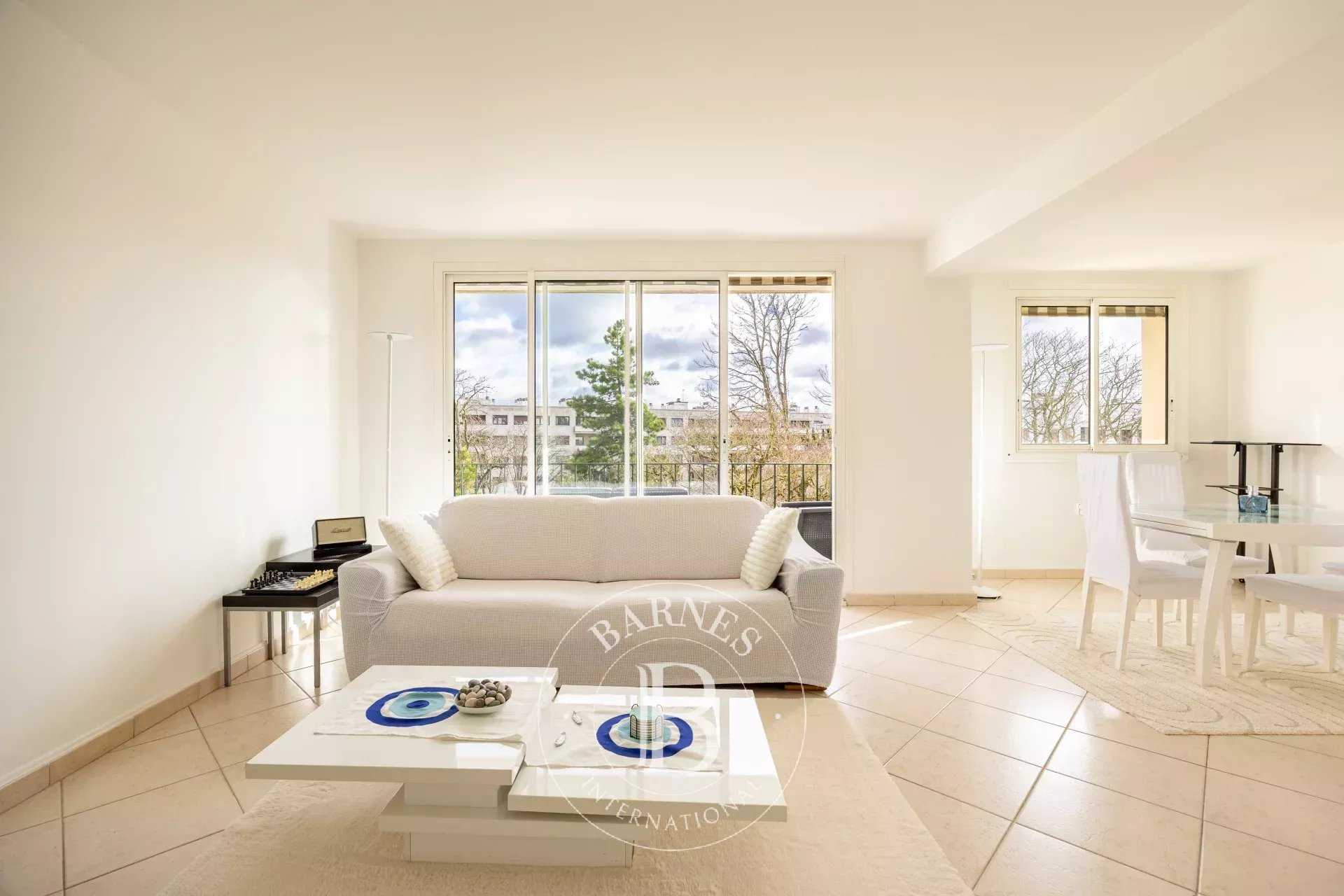 Saint-Cloud  - Appartement 5 Pi&egrave;ces 4 Chambres