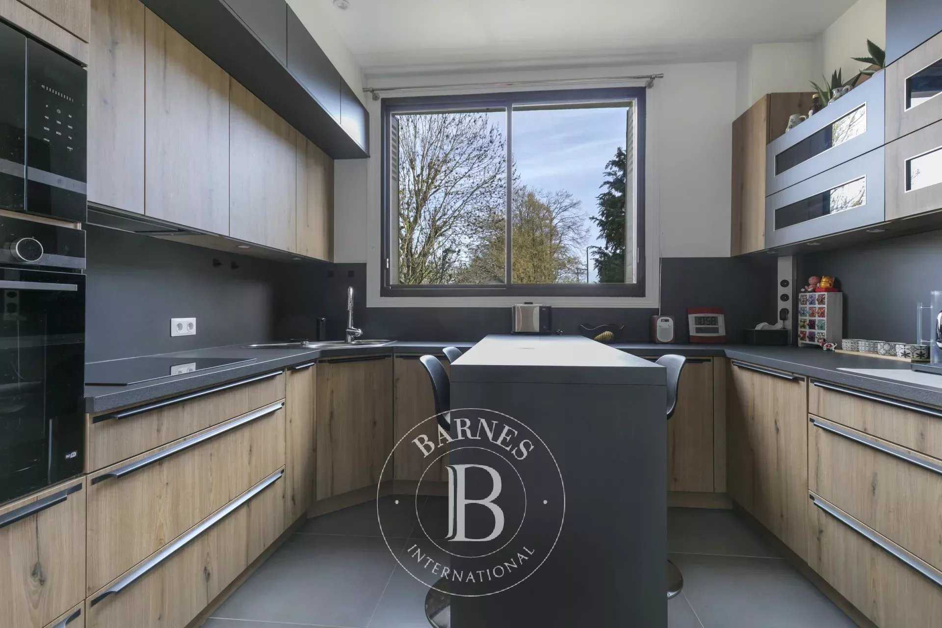 Chaville  - Maison 7 Pi&egrave;ces 5 Chambres