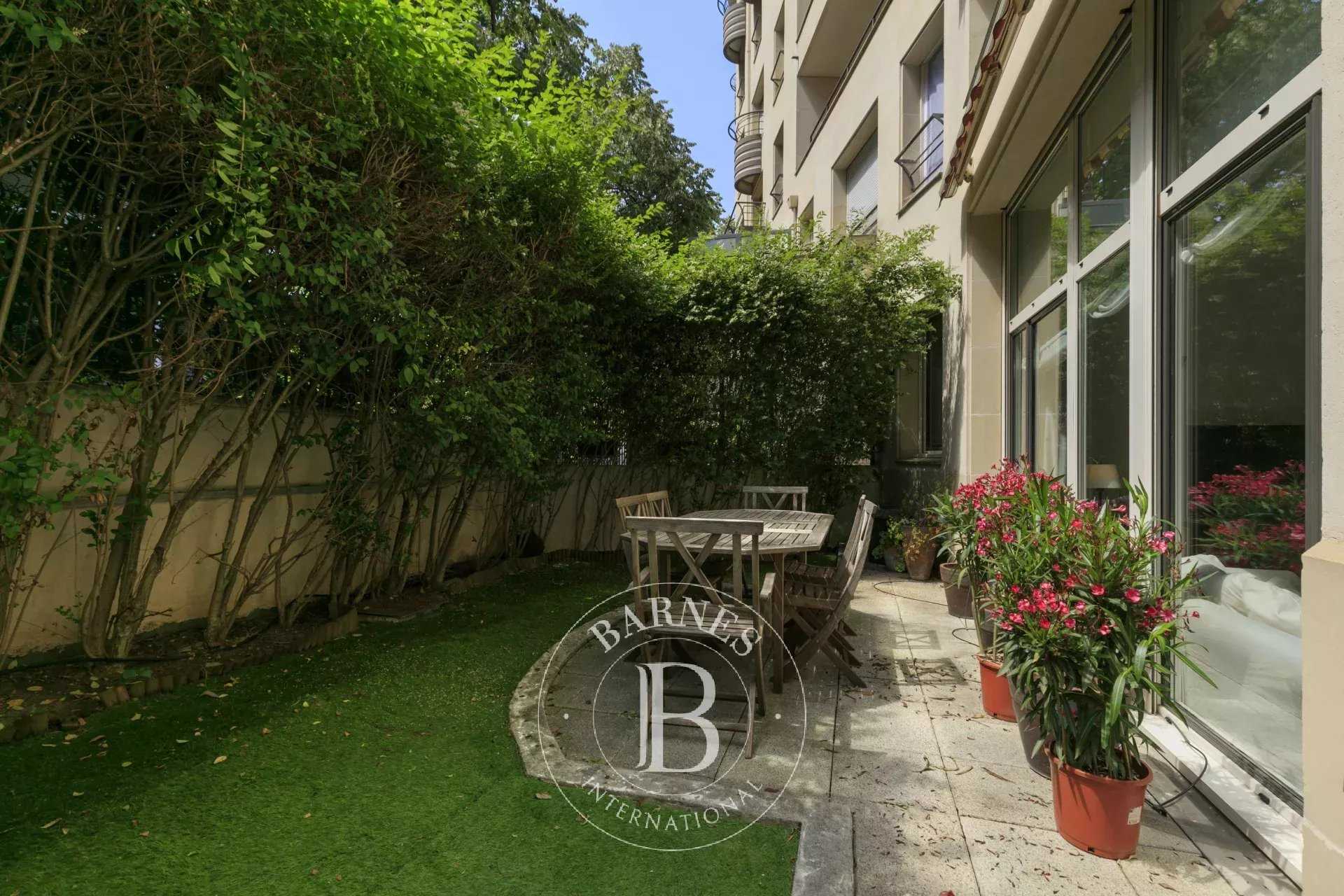 Appartement Issy-les-Moulineaux  -  ref 87055793 (picture 2)