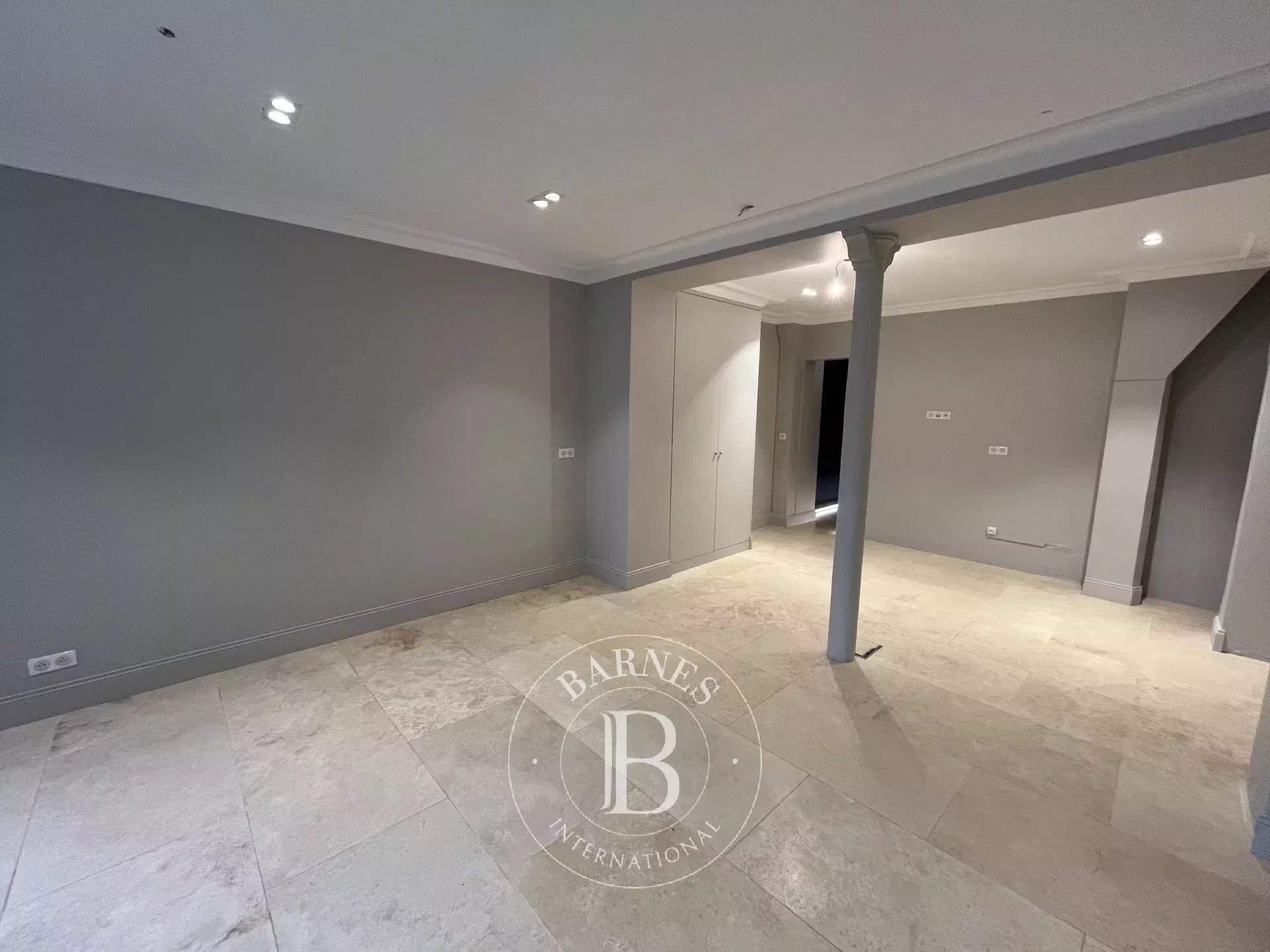 Paris  - Premises  - picture 6