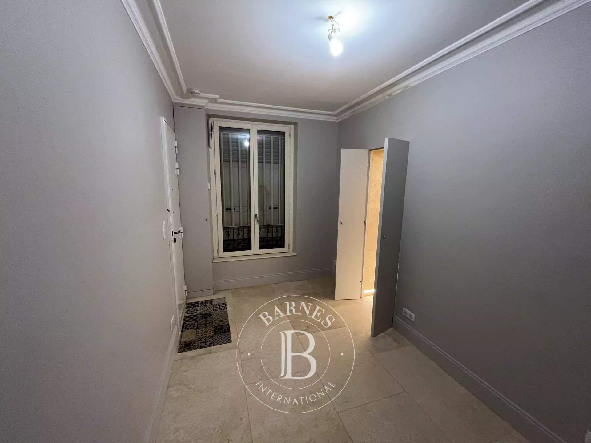 Paris  - Premises  - picture 7