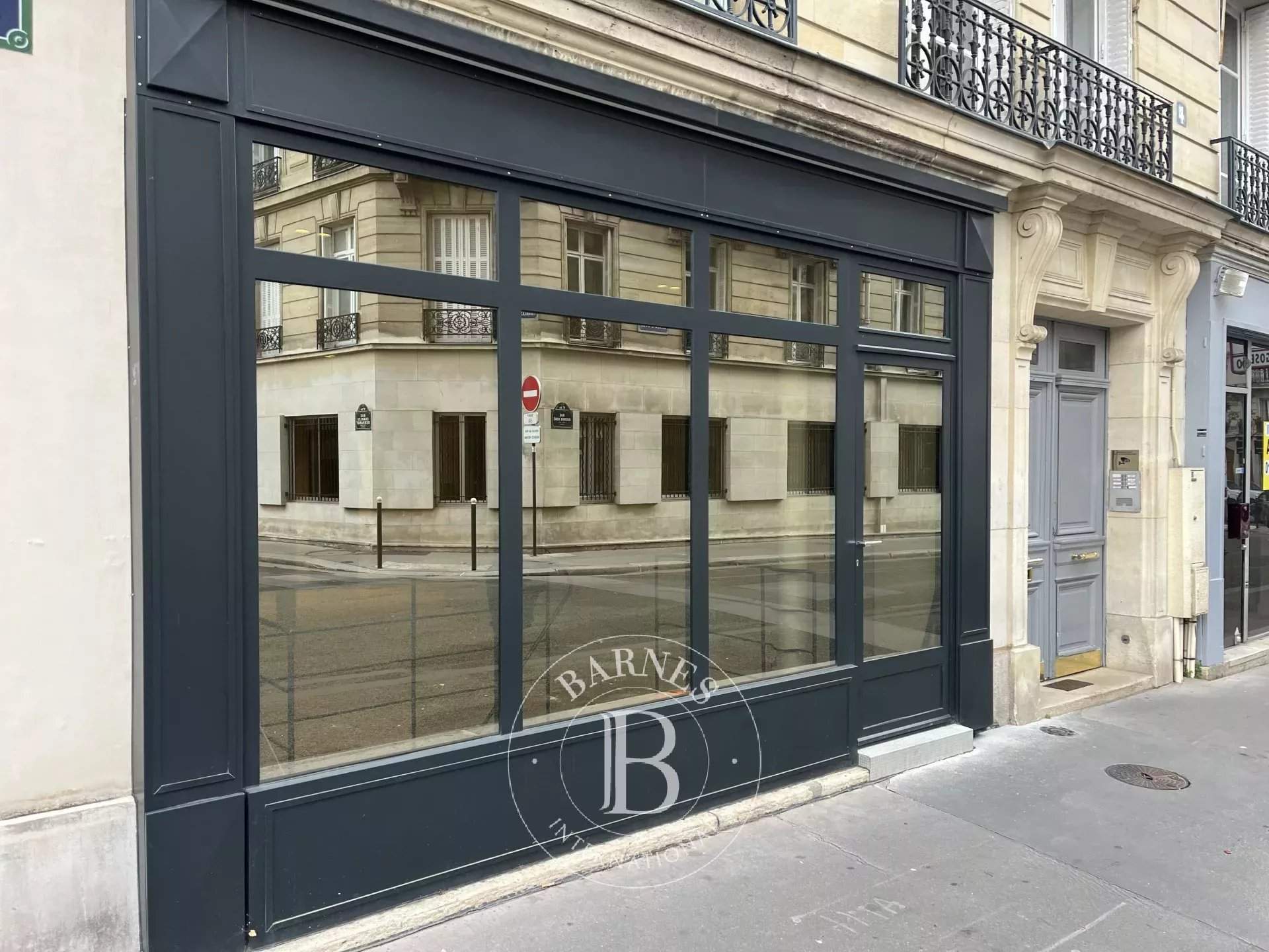 Paris  - Premises  - picture 1