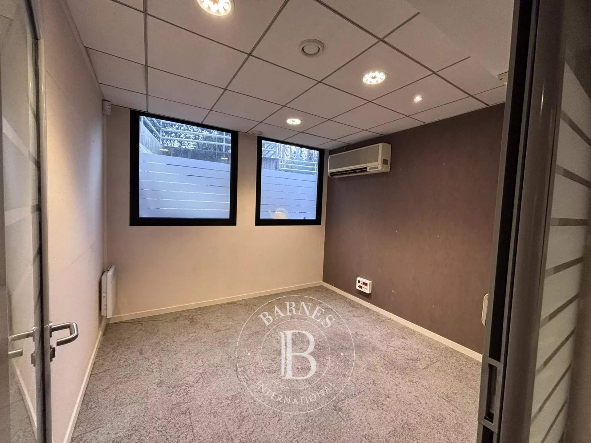 Paris  - Premises  - picture 11