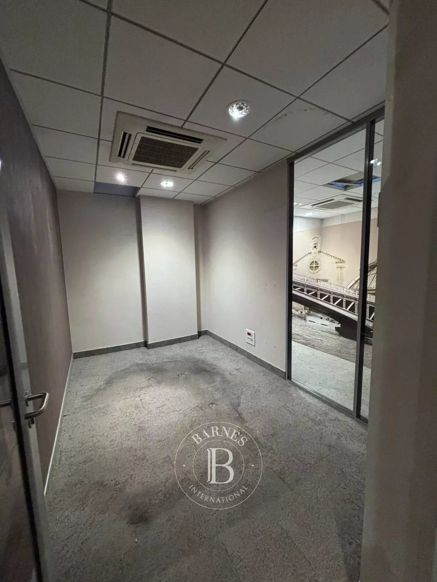 Paris  - Premises  - picture 9