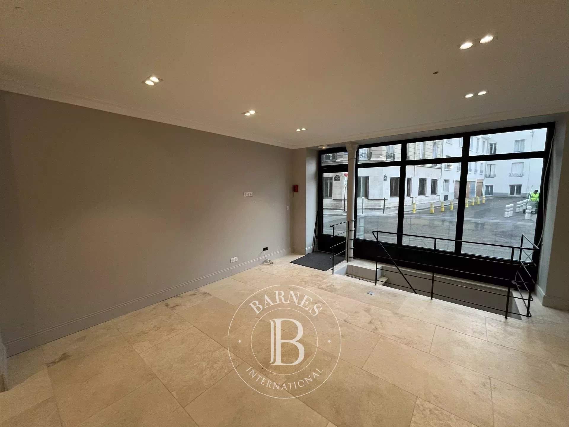 Paris  - Premises  - picture 2